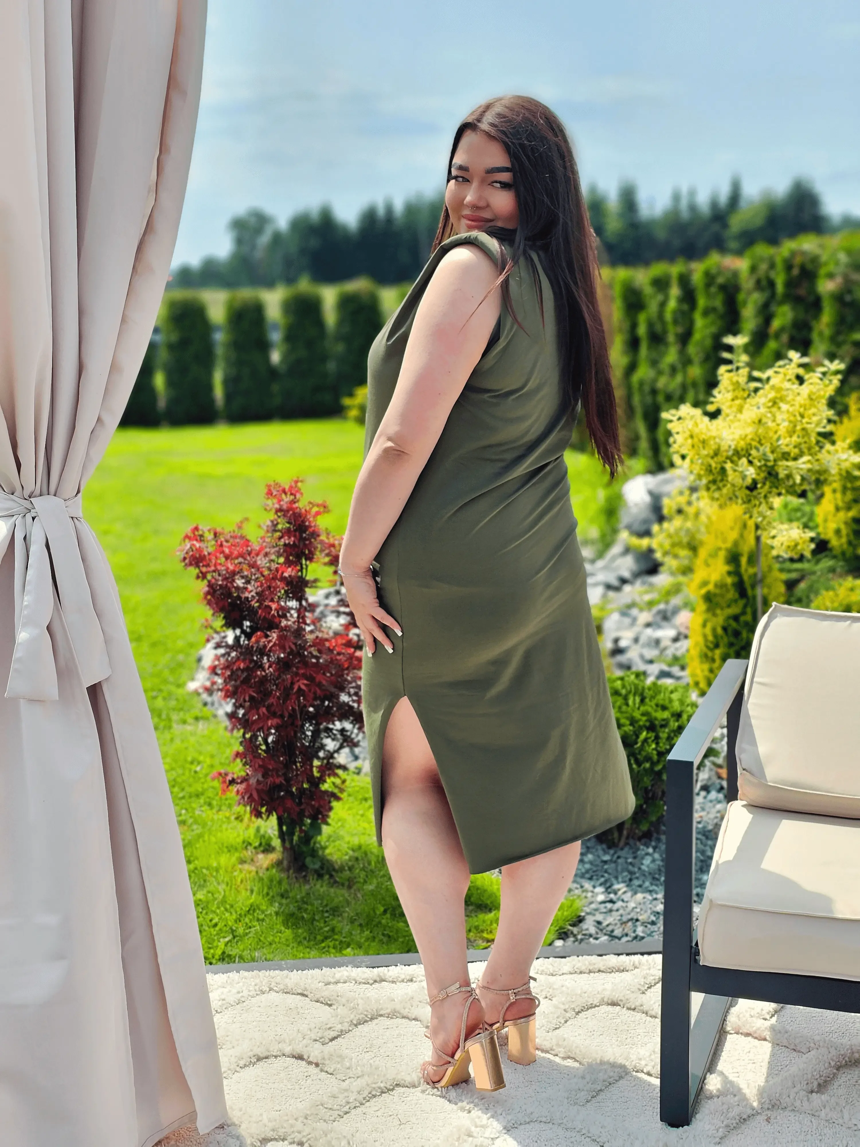 Sukienka plus size midi o prostym fasonie z poduszkami na ramionach - Image 12