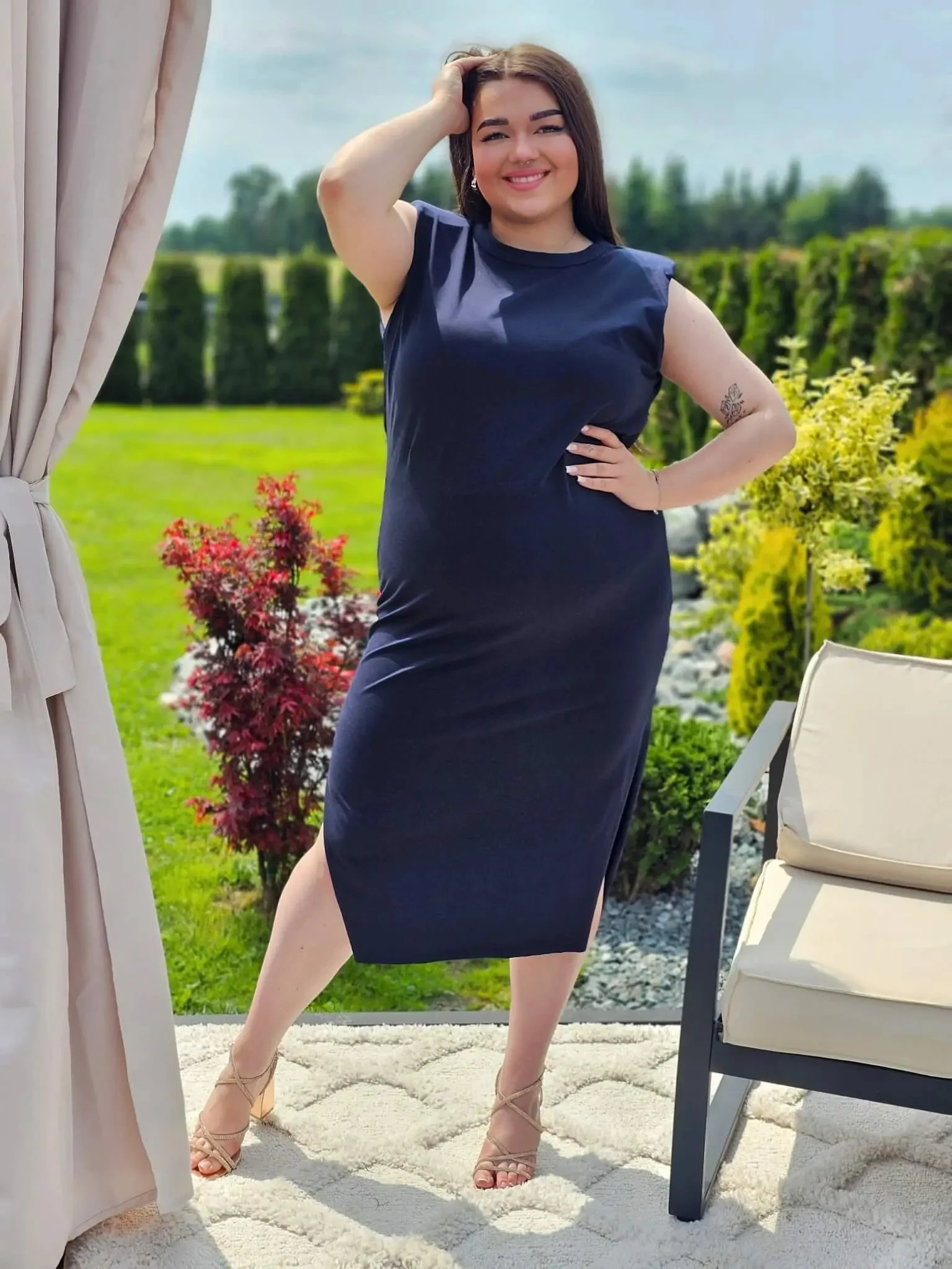 Sukienka plus size midi o prostym fasonie z poduszkami na ramionach - Image 2