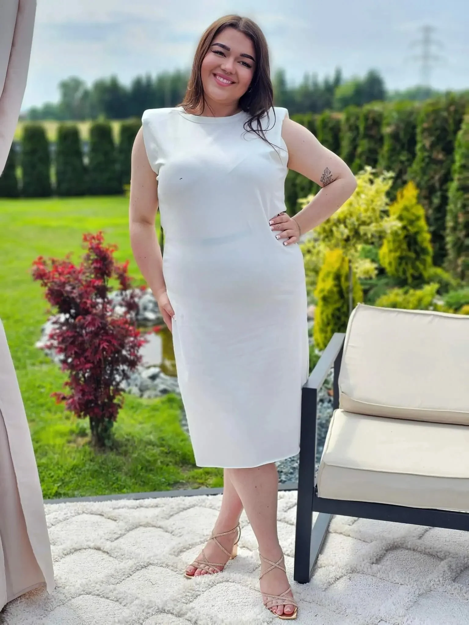 Sukienka plus size midi o prostym fasonie z poduszkami na ramionach - Image 3