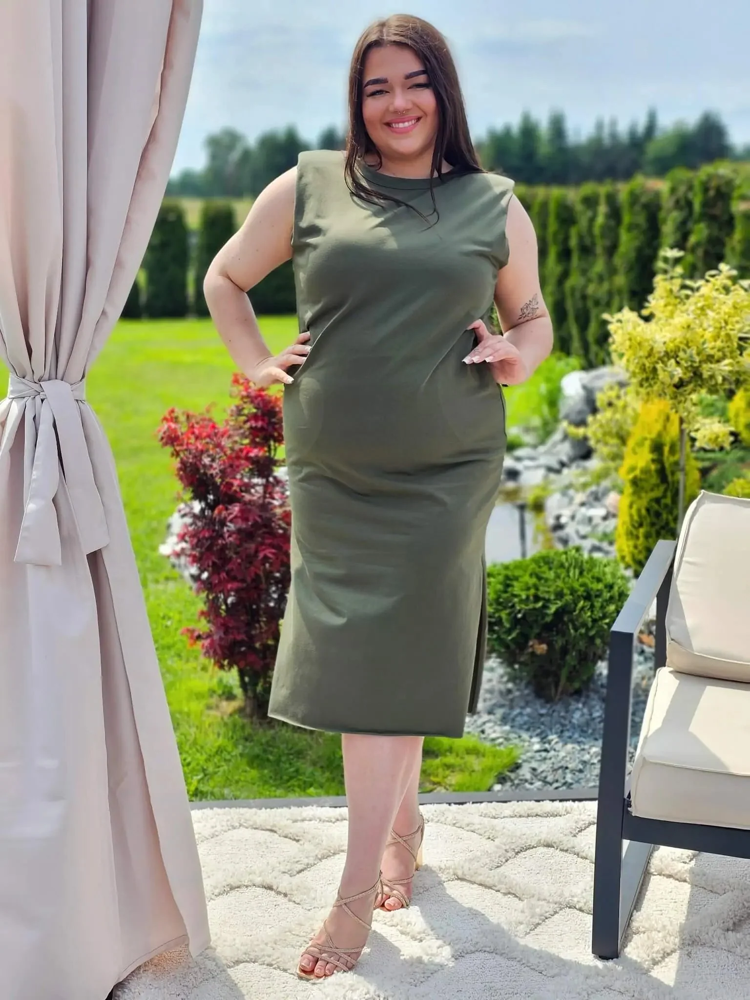 Sukienka plus size midi o prostym fasonie z poduszkami na ramionach - Image 4