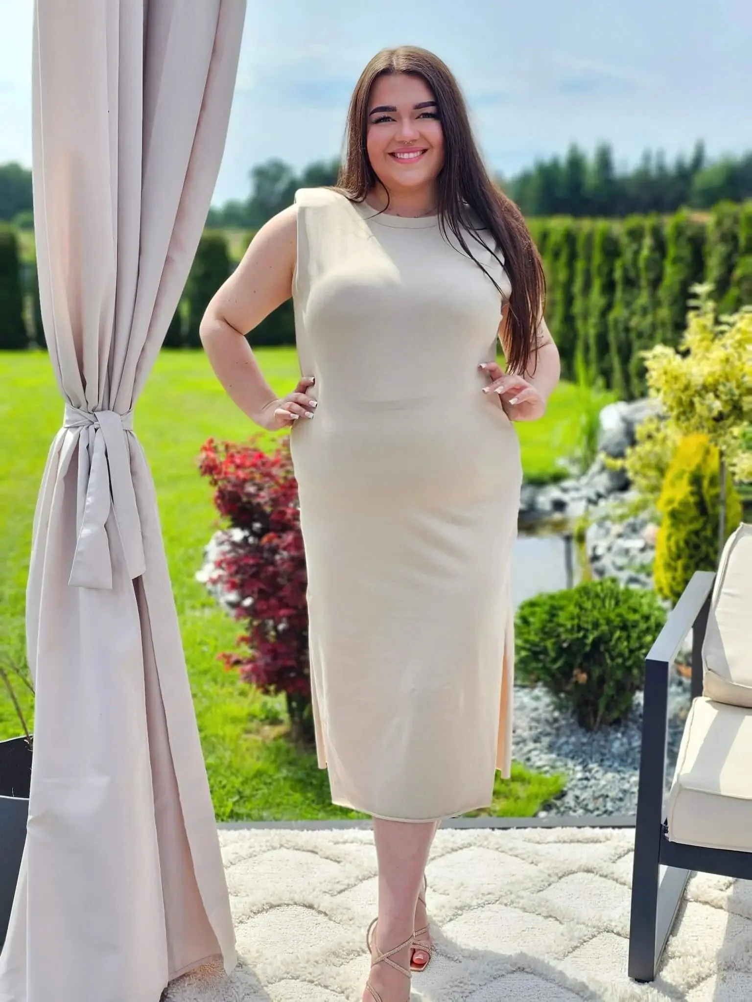Sukienka plus size midi o prostym fasonie z poduszkami na ramionach - Image 5