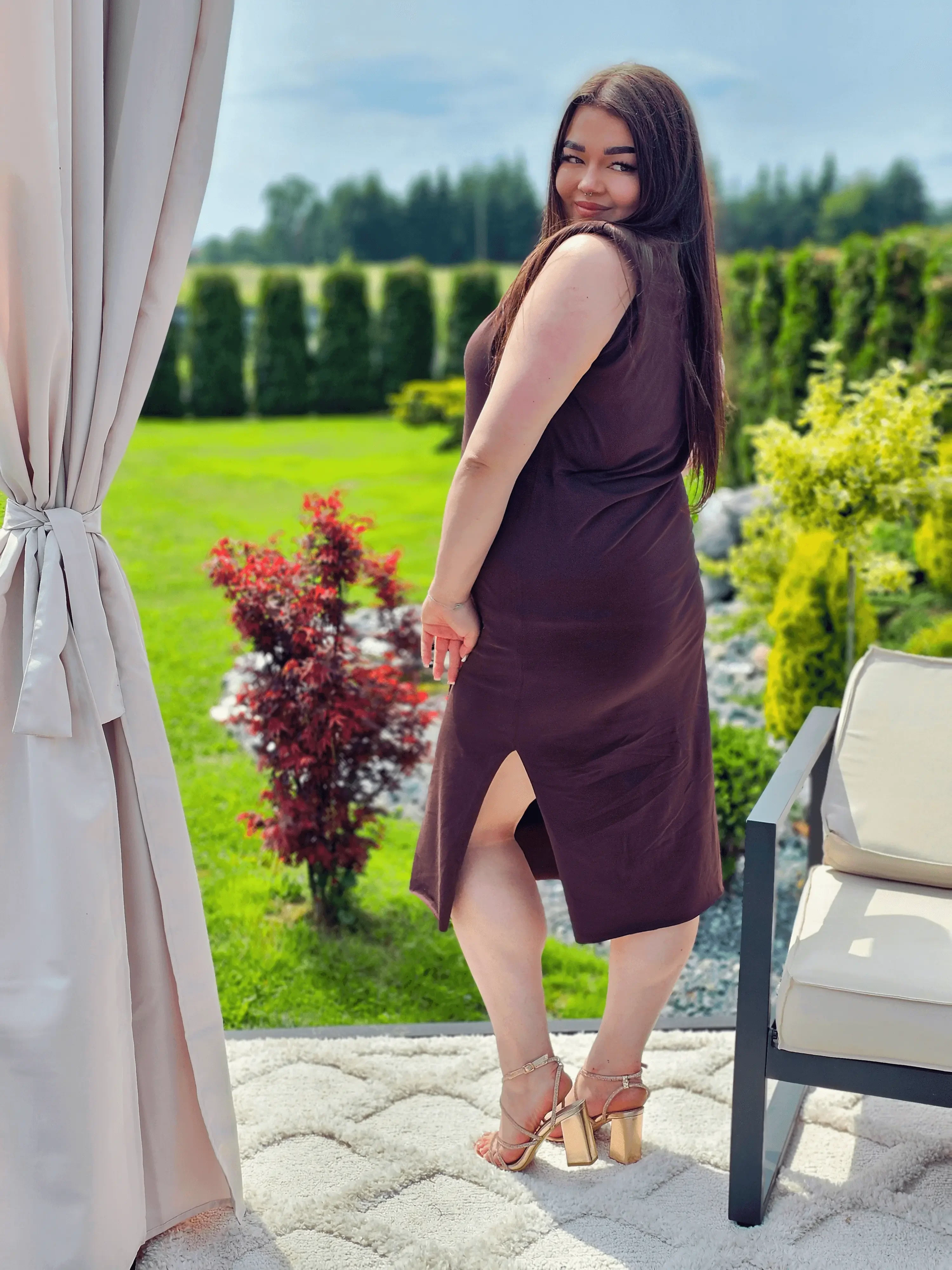 Sukienka plus size midi o prostym fasonie z poduszkami na ramionach - Image 6