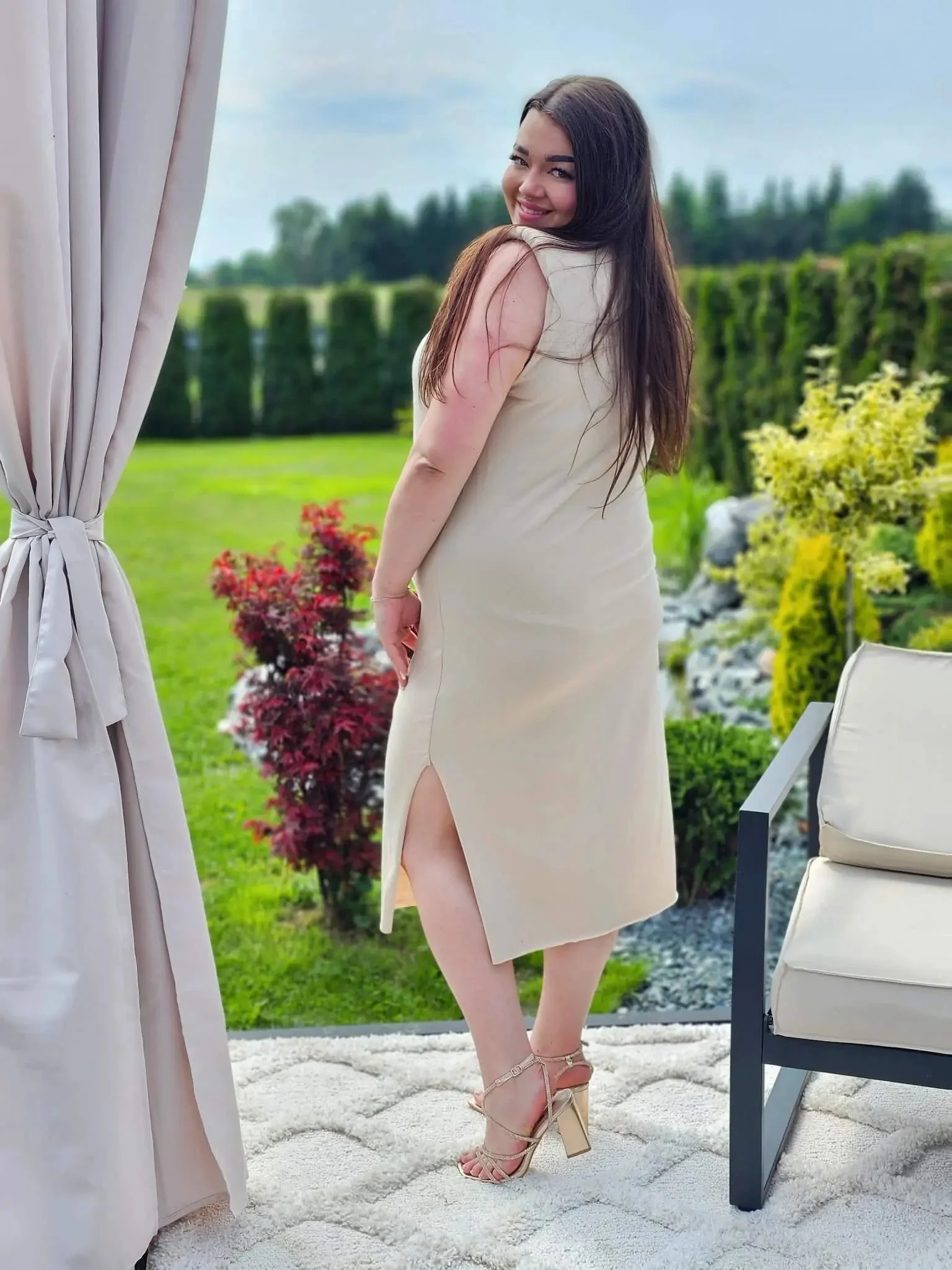 Sukienka plus size midi o prostym fasonie z poduszkami na ramionach - Image 8