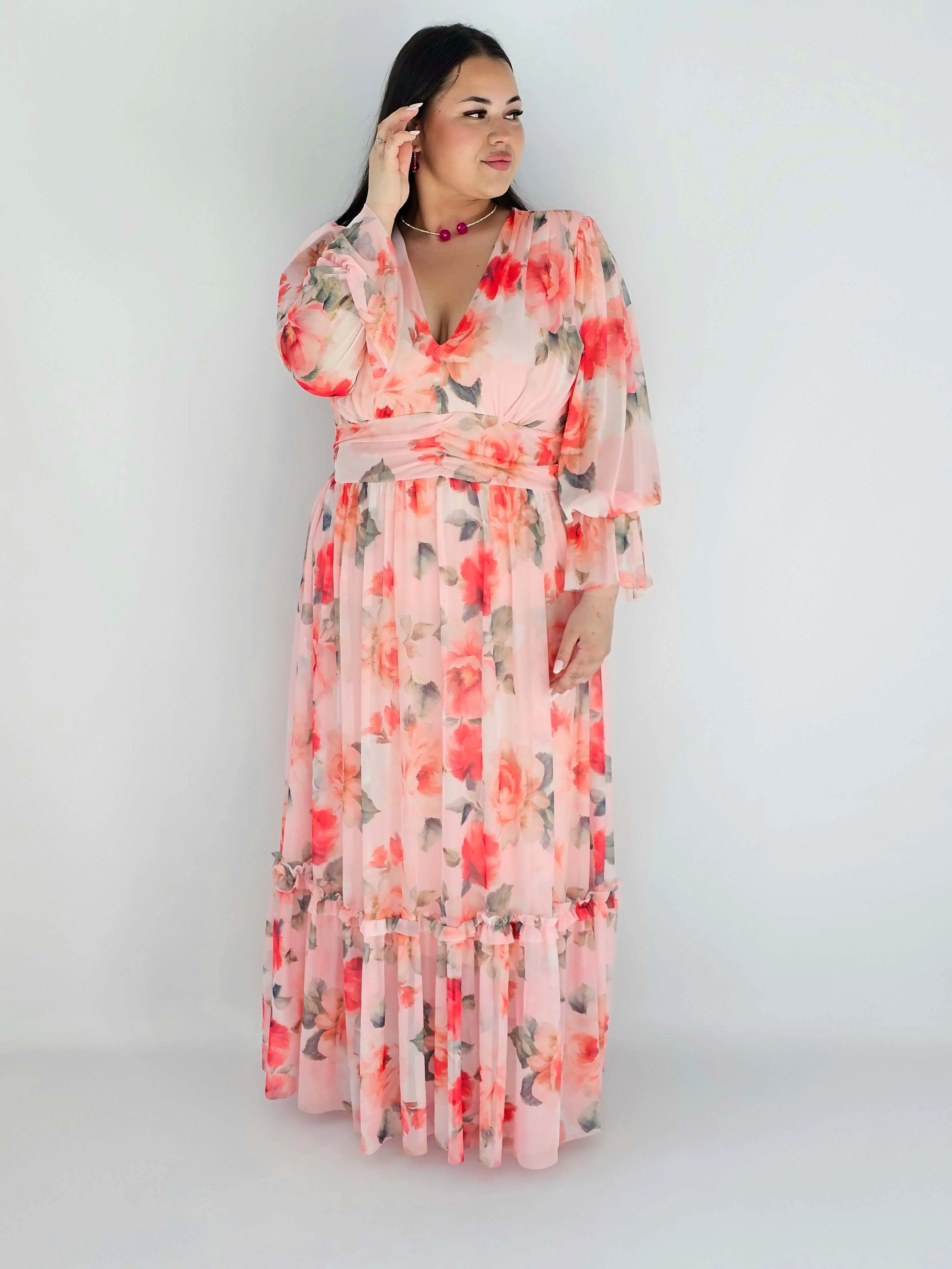 Sukienka plus size midi w kwiatowy print – elegancka i zwiewna propozycja dla kobiet XXL