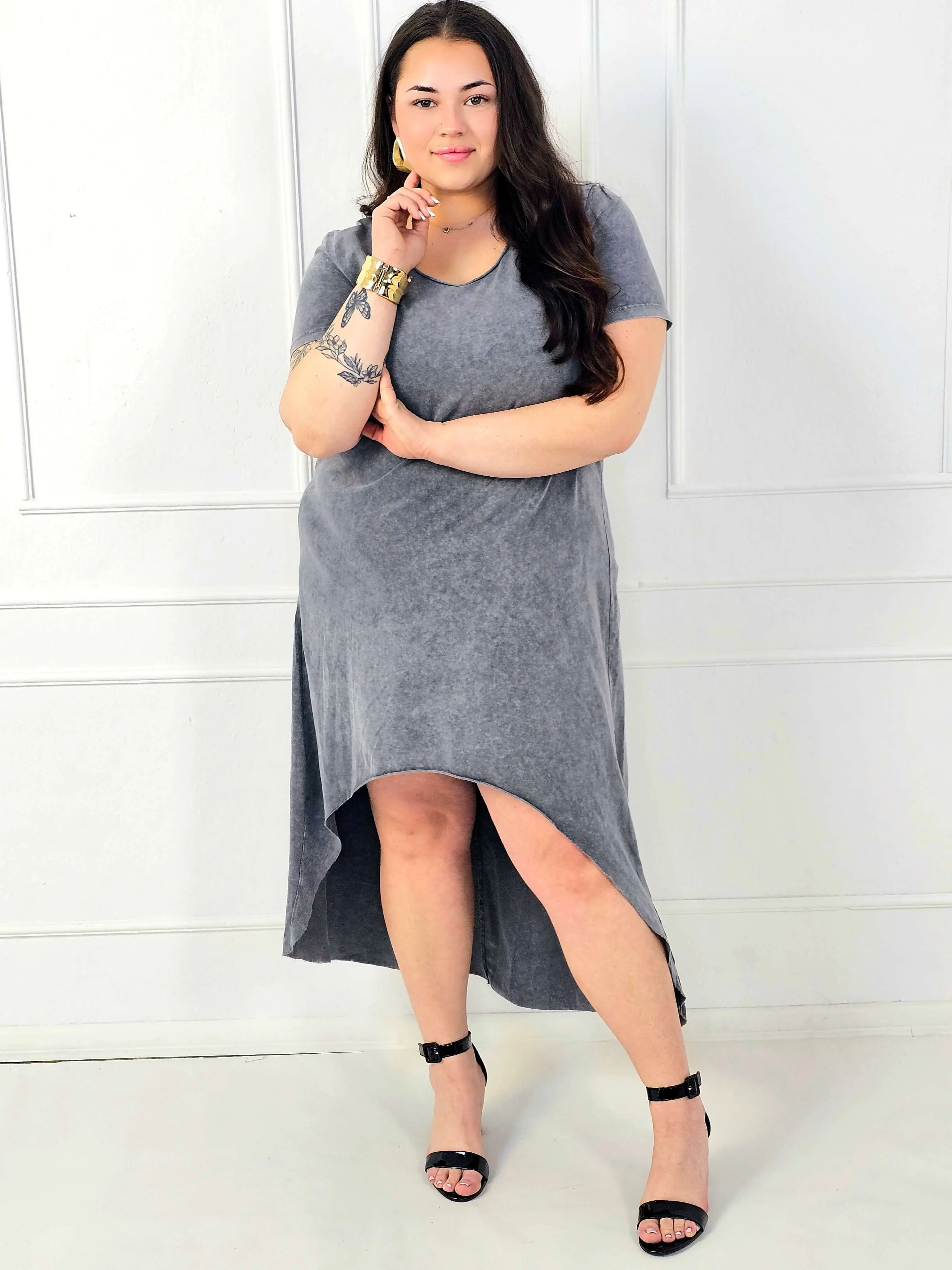 Sukienka plus size -sukienka midi z krótkim rękawem i asymetrycznym dołem - Image 4
