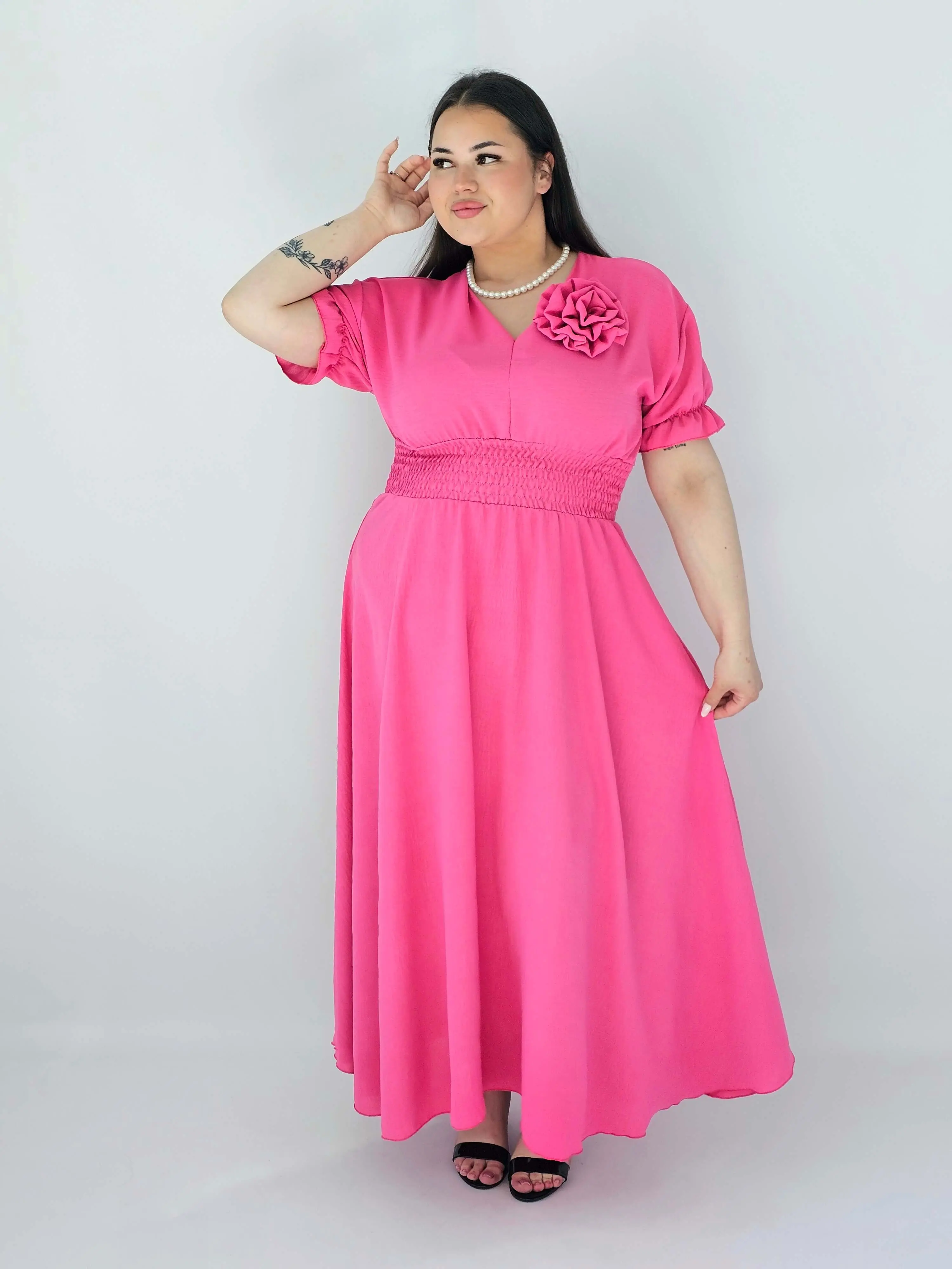 Sukienka Plus Size Midi Z Marszczoną Talią I Kwiatem - Image 2