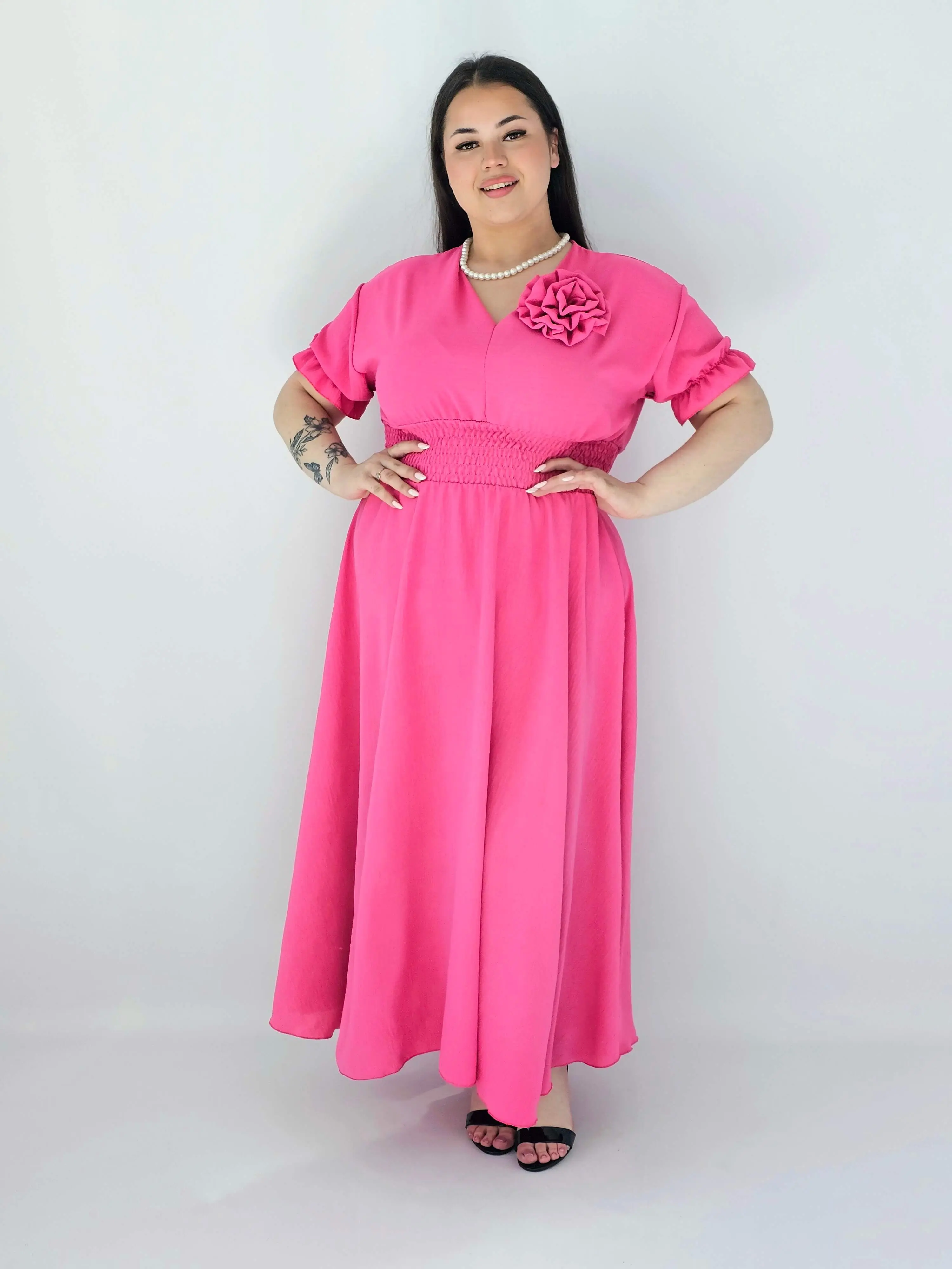 Sukienka Plus Size Midi Z Marszczoną Talią I Kwiatem - Image 3