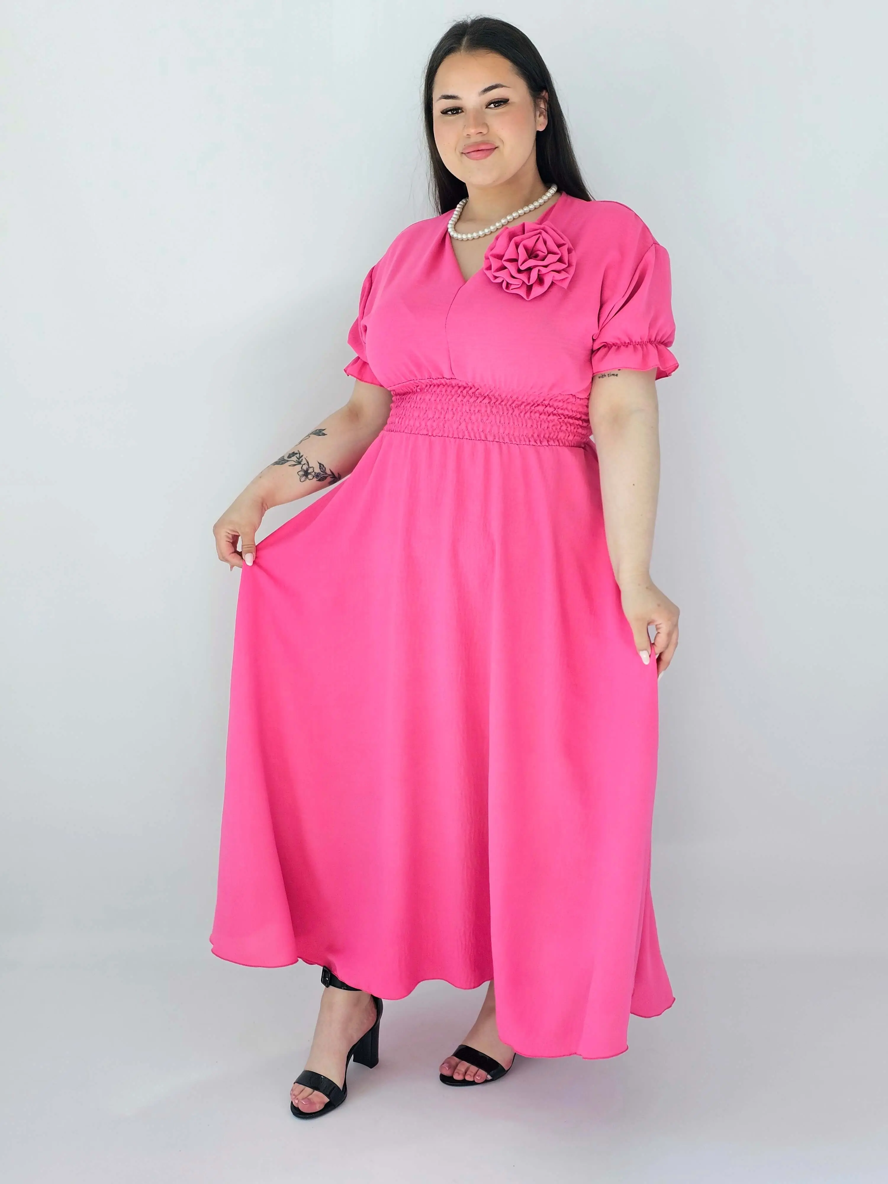 Sukienka Plus Size Midi Z Marszczoną Talią I Kwiatem - Image 4
