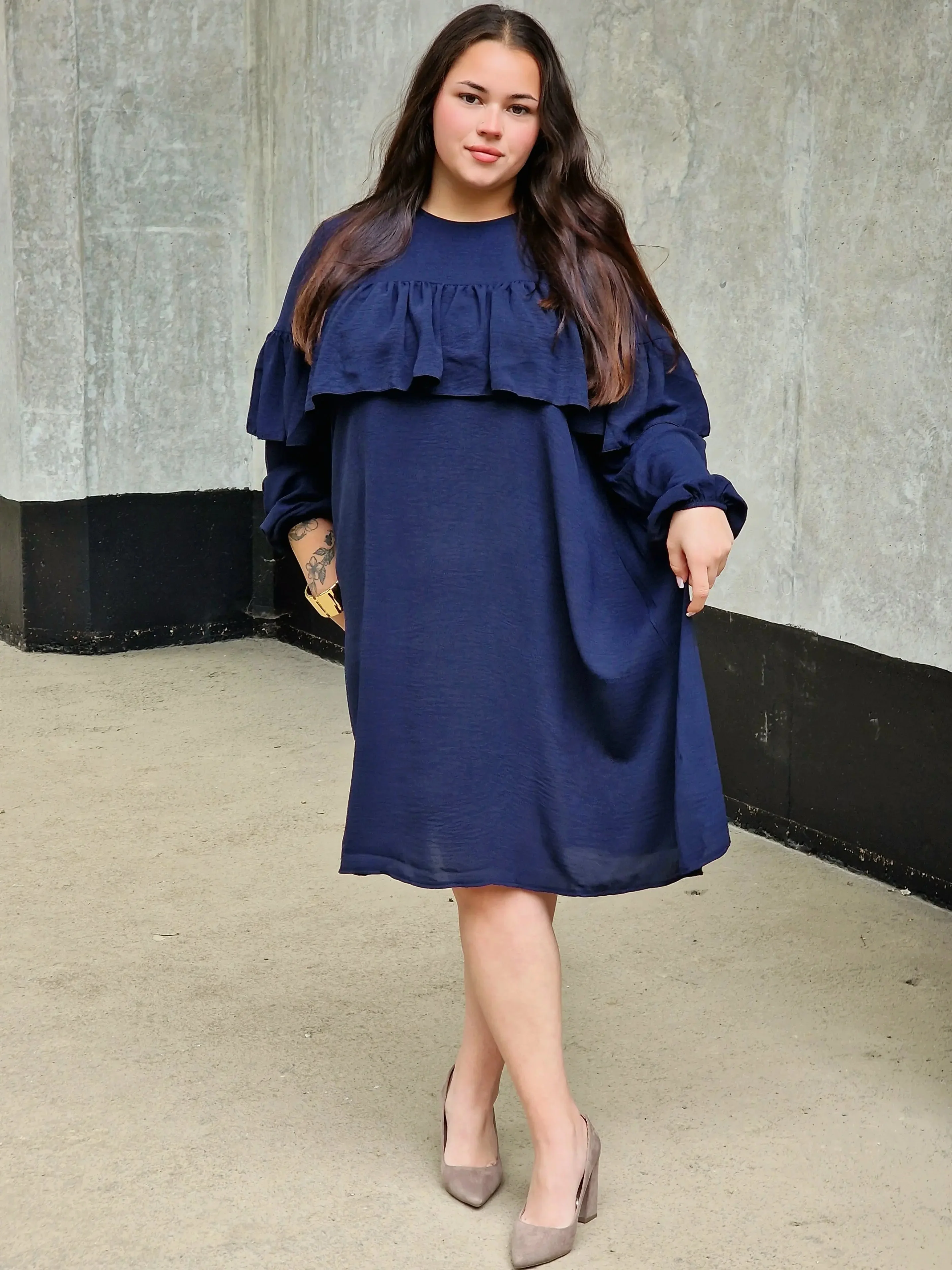 Sukienka plus size – sukienka z falbaną i długim rękawem