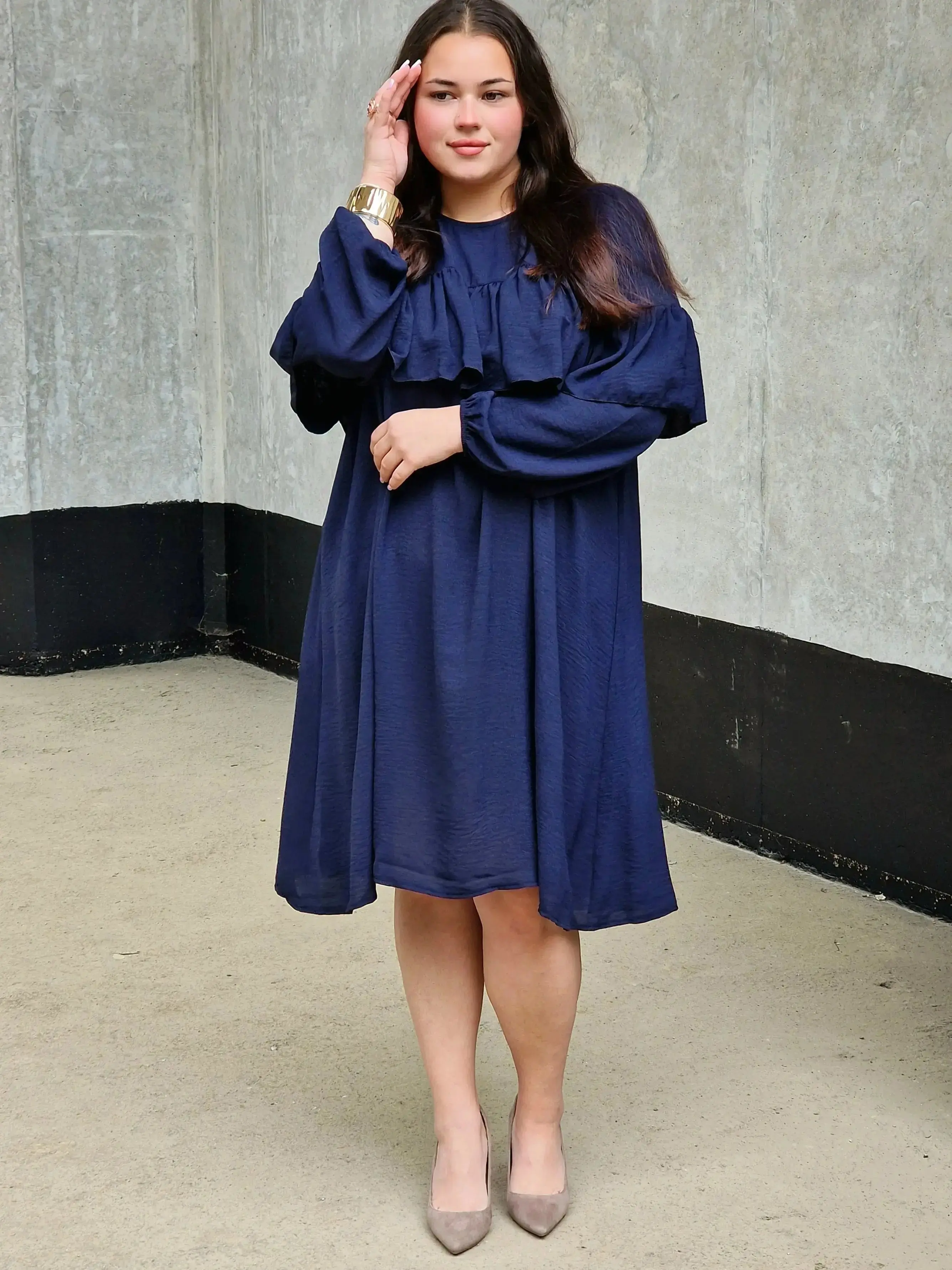 Sukienka plus size – sukienka z falbaną i długim rękawem - Image 3
