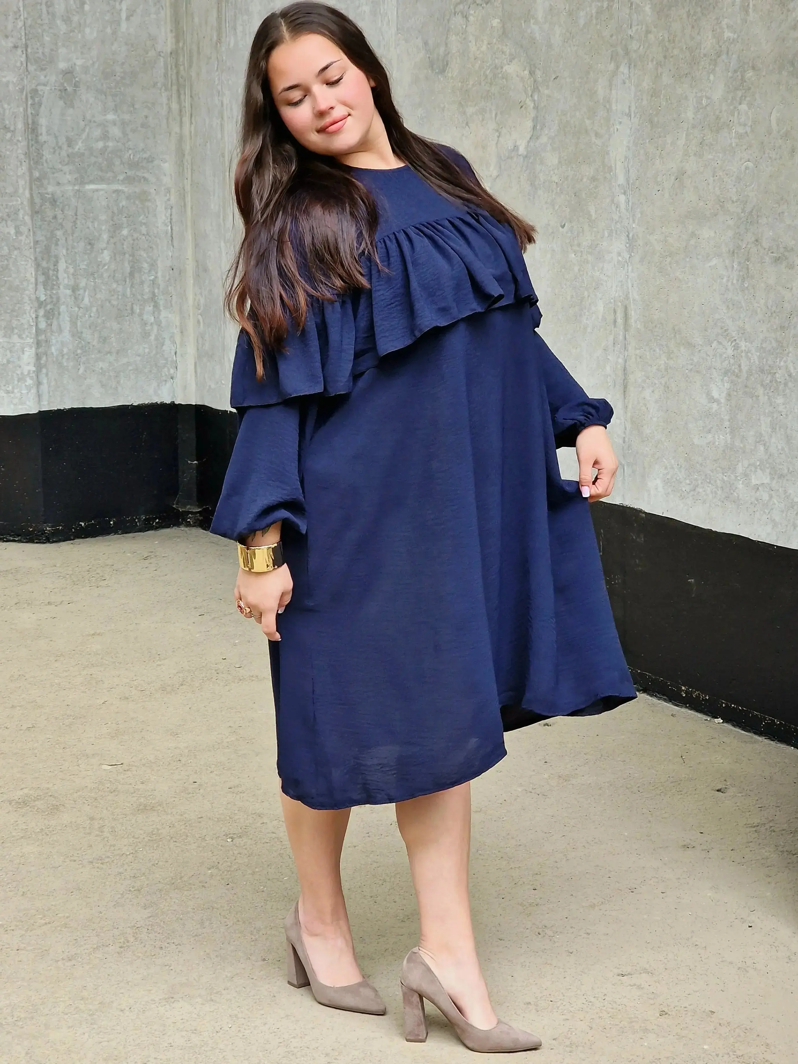 Sukienka plus size – sukienka z falbaną i długim rękawem - Image 4