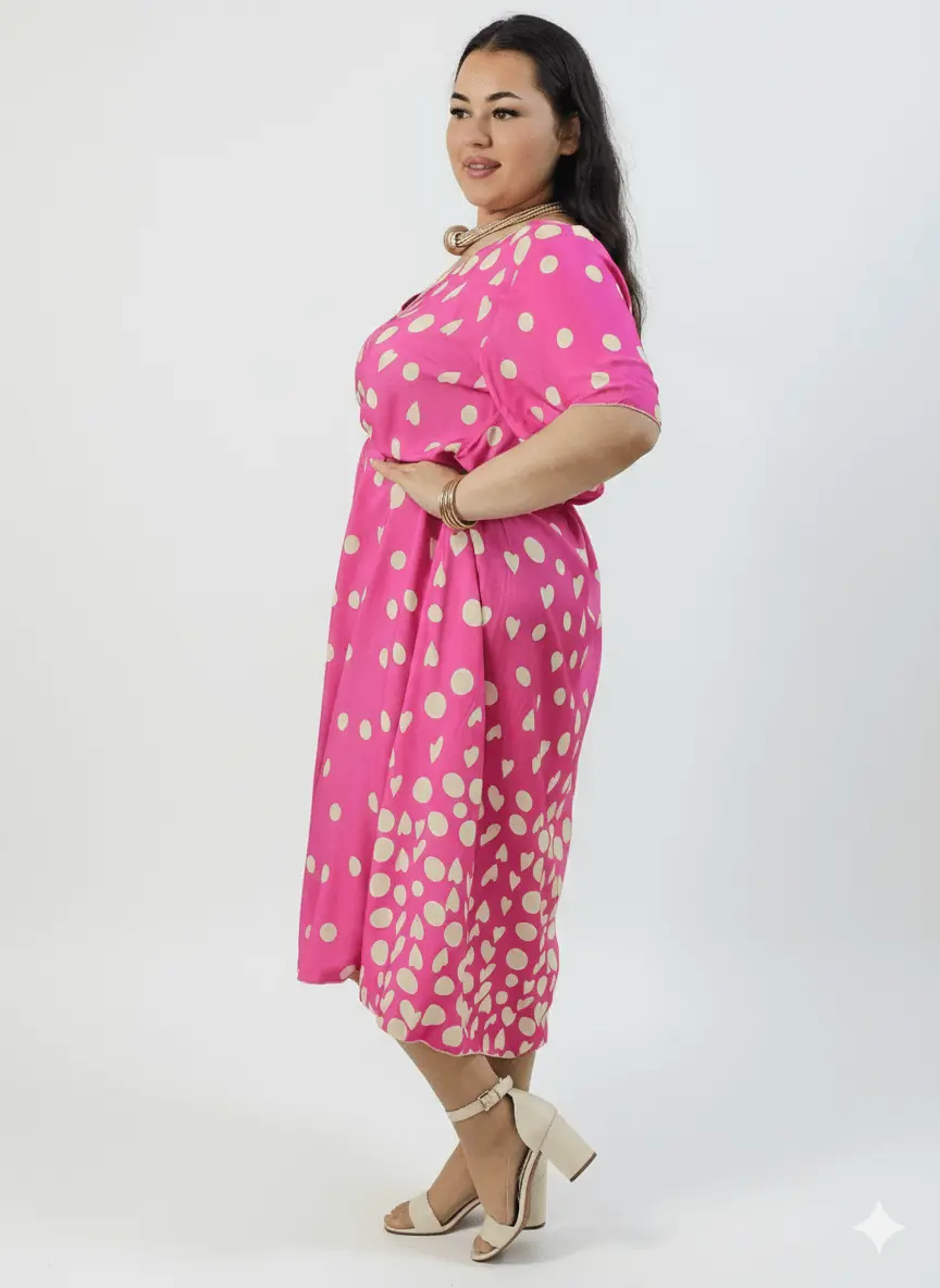 Sukienka plus size w grochy fuksja – midi z dekoltem V i paskiem w talii - Image 3