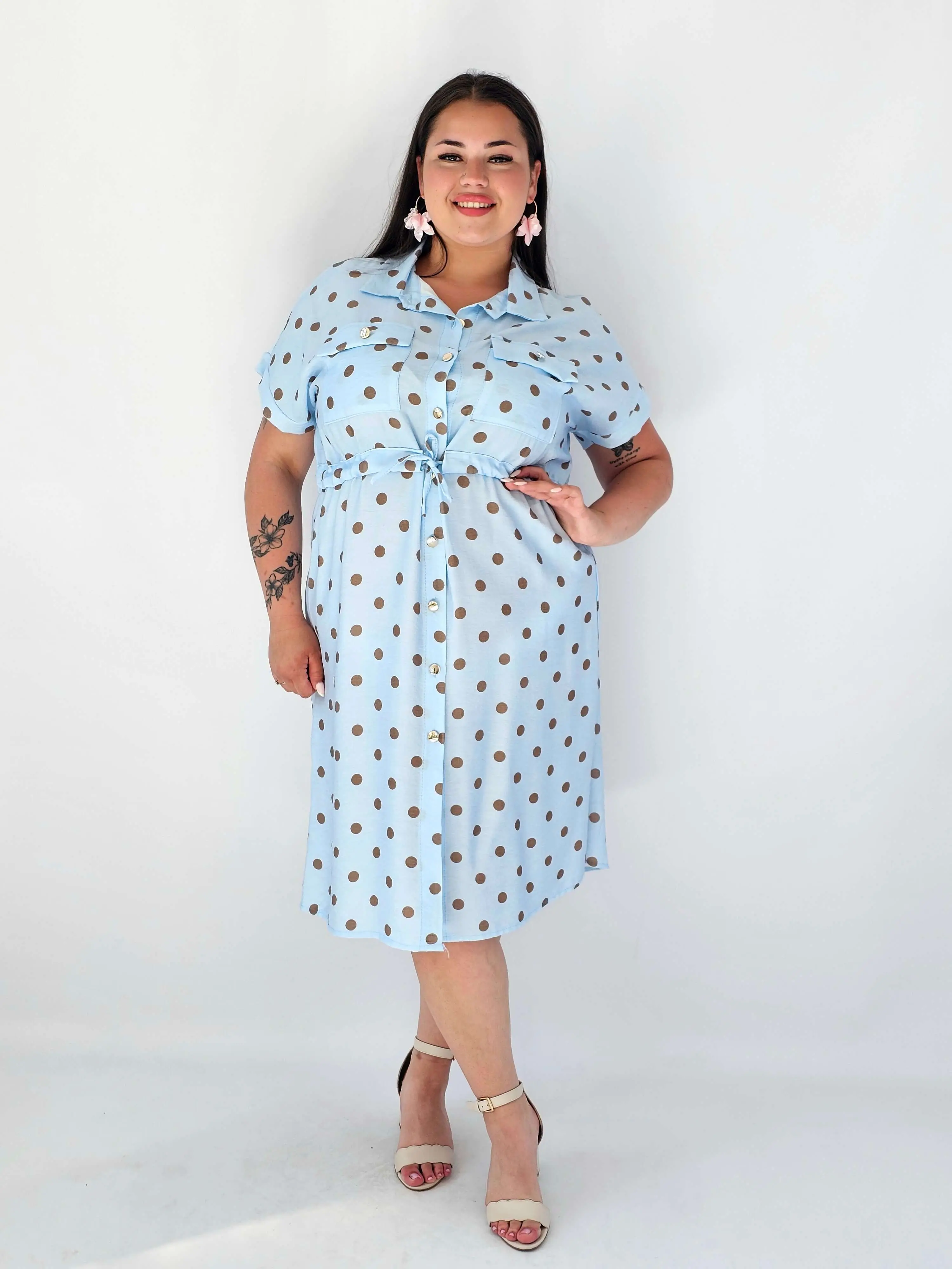 Sukienka Plus Size W Grochy – Kobiecy Koszulowy Fason Z Wiązaniem