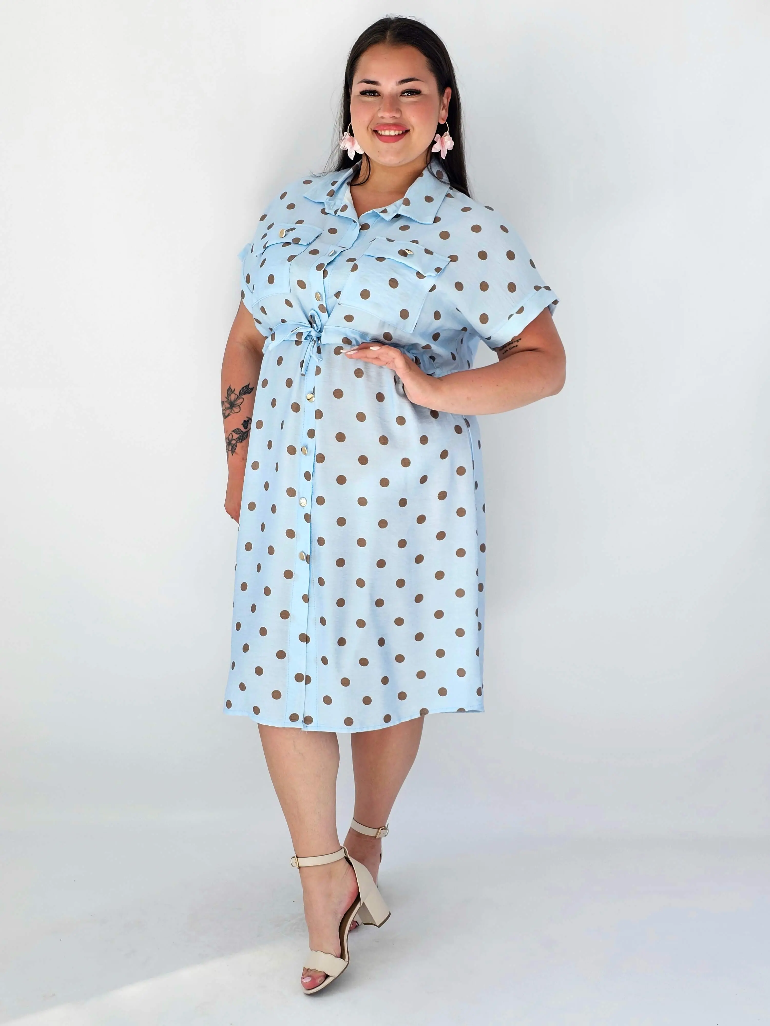 Sukienka Plus Size W Grochy – Kobiecy Koszulowy Fason Z Wiązaniem - Image 10