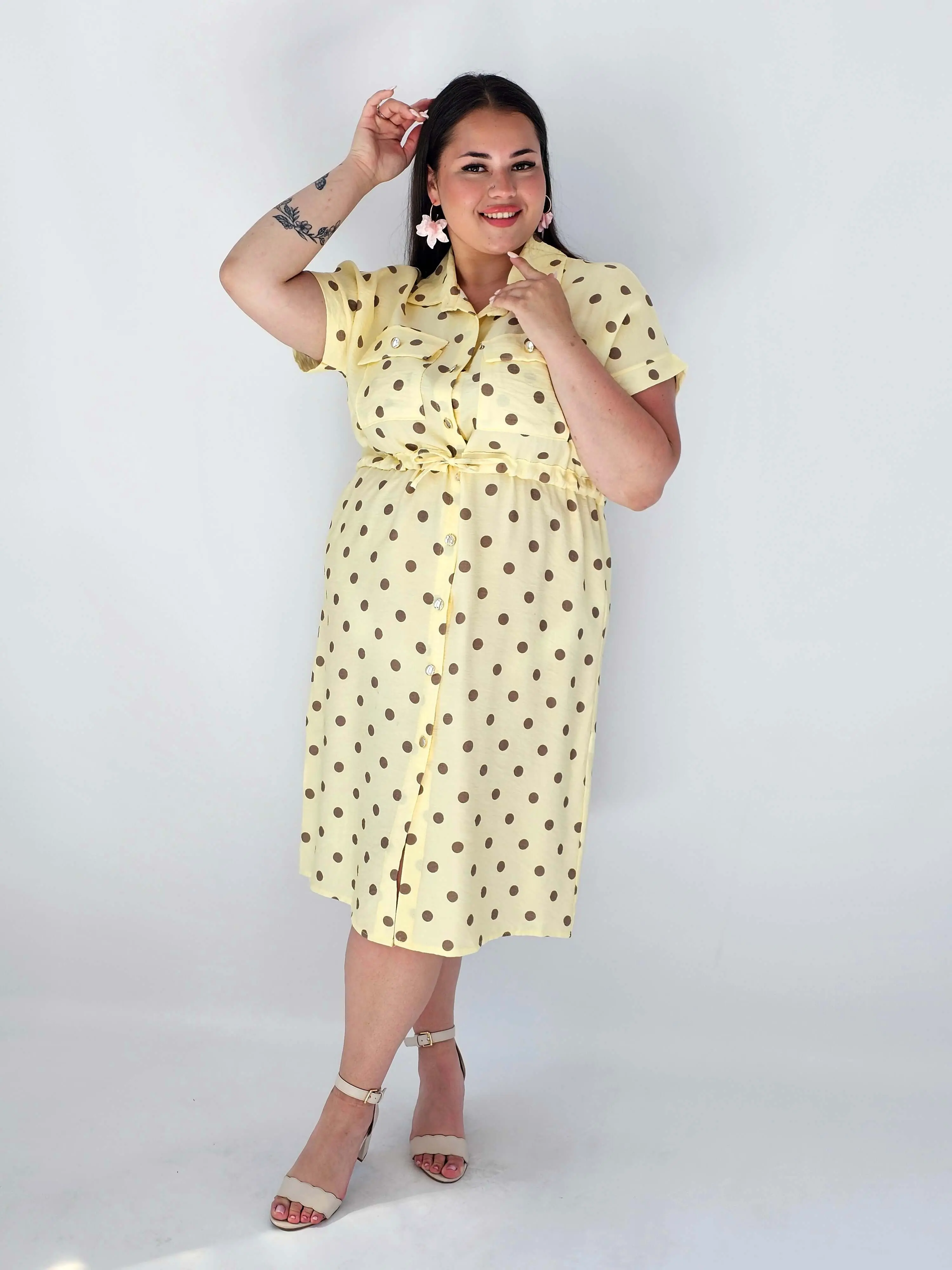 Sukienka Plus Size W Grochy – Kobiecy Koszulowy Fason Z Wiązaniem - Image 11