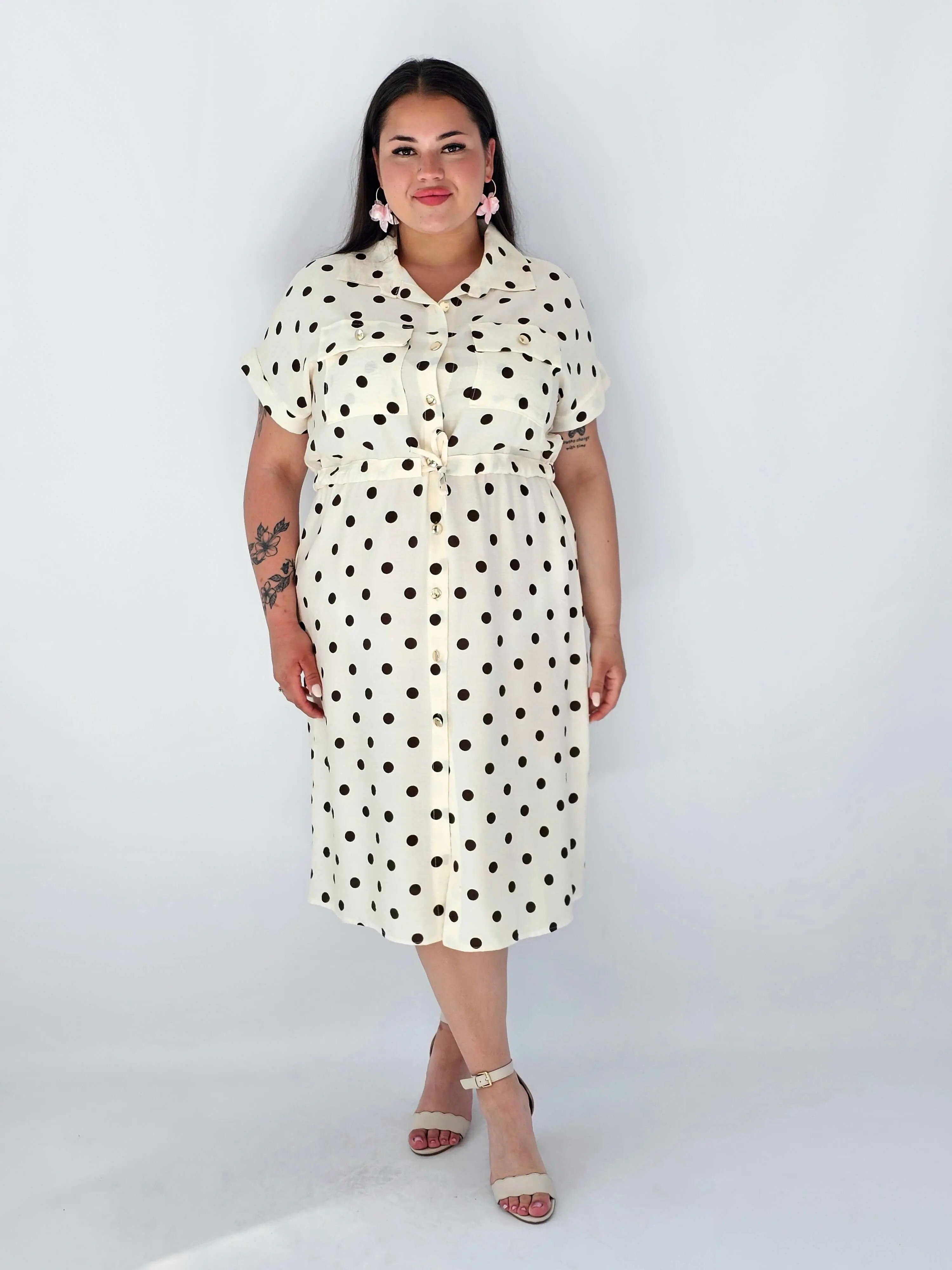 Sukienka Plus Size W Grochy – Kobiecy Koszulowy Fason Z Wiązaniem - Image 12