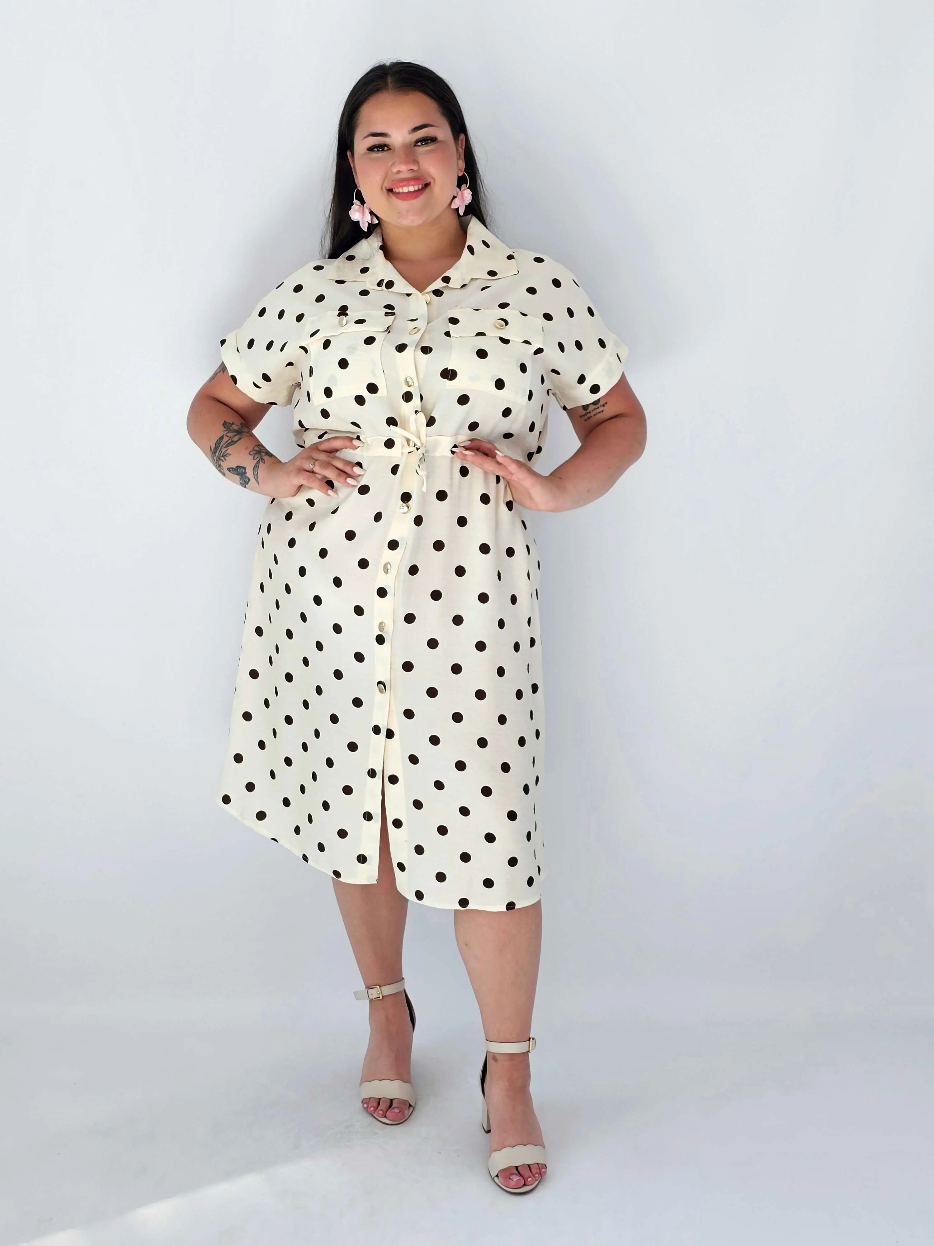 Sukienka Plus Size W Grochy – Kobiecy Koszulowy Fason Z Wiązaniem - Image 2