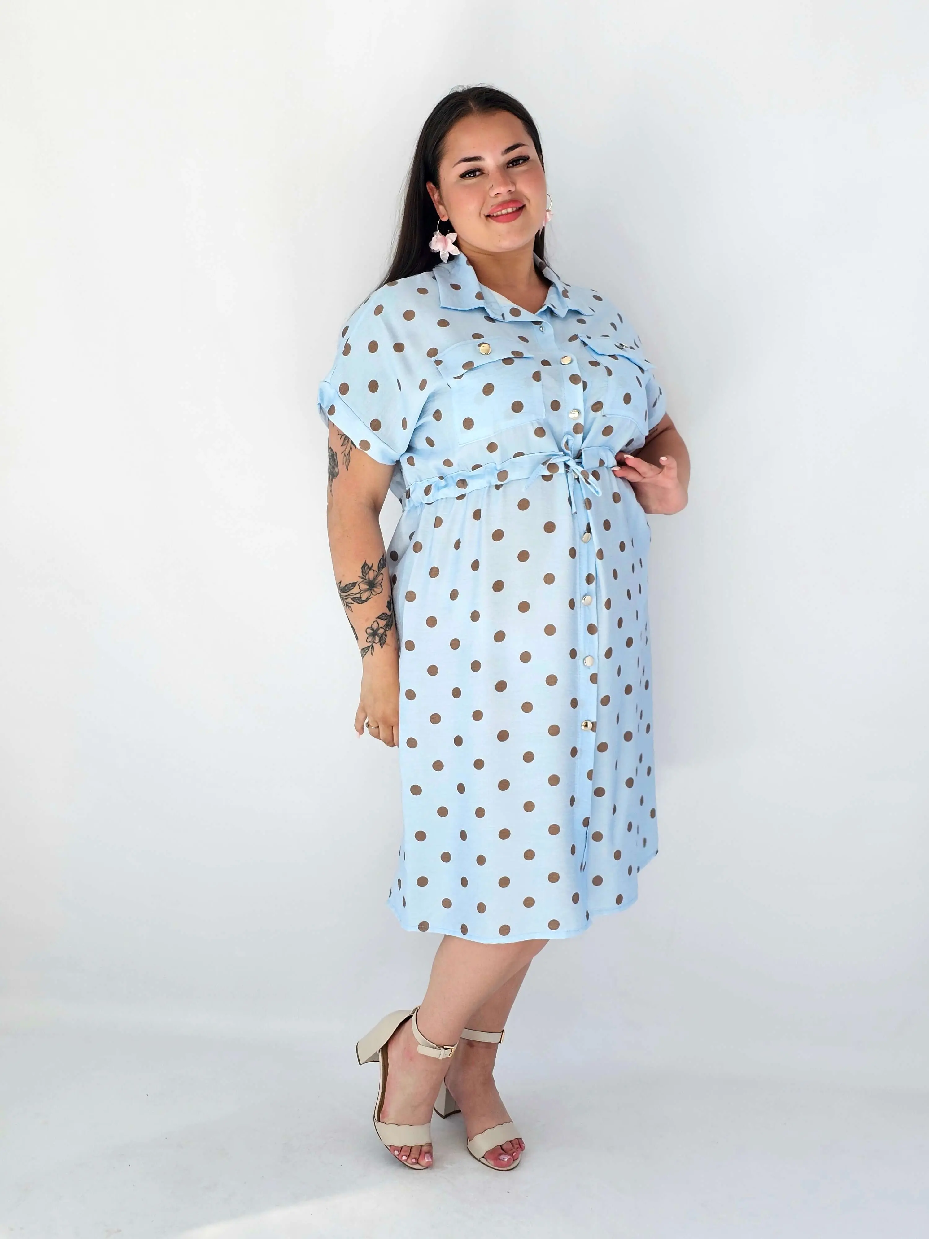 Sukienka Plus Size W Grochy – Kobiecy Koszulowy Fason Z Wiązaniem - Image 3