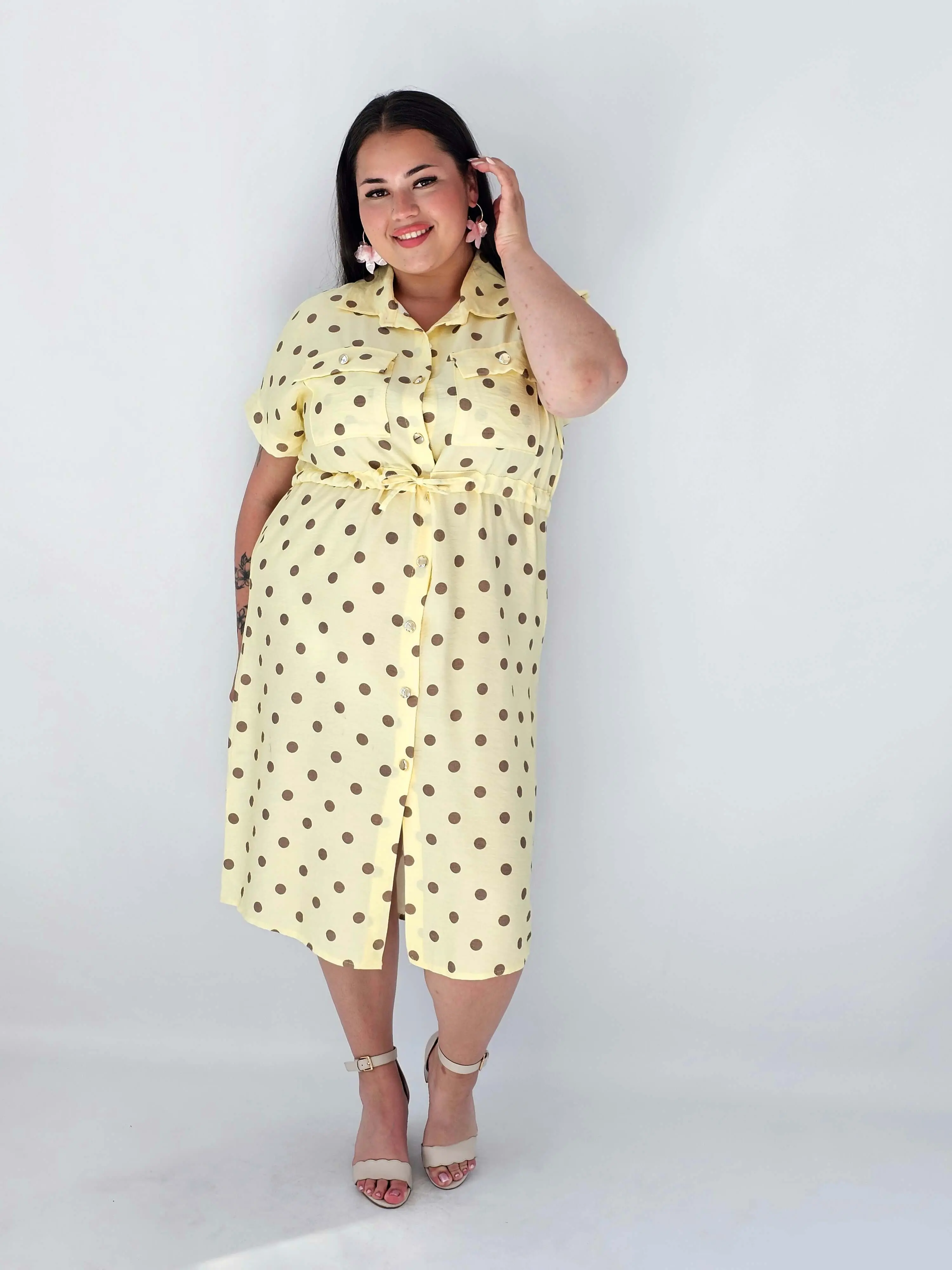 Sukienka Plus Size W Grochy – Kobiecy Koszulowy Fason Z Wiązaniem - Image 4