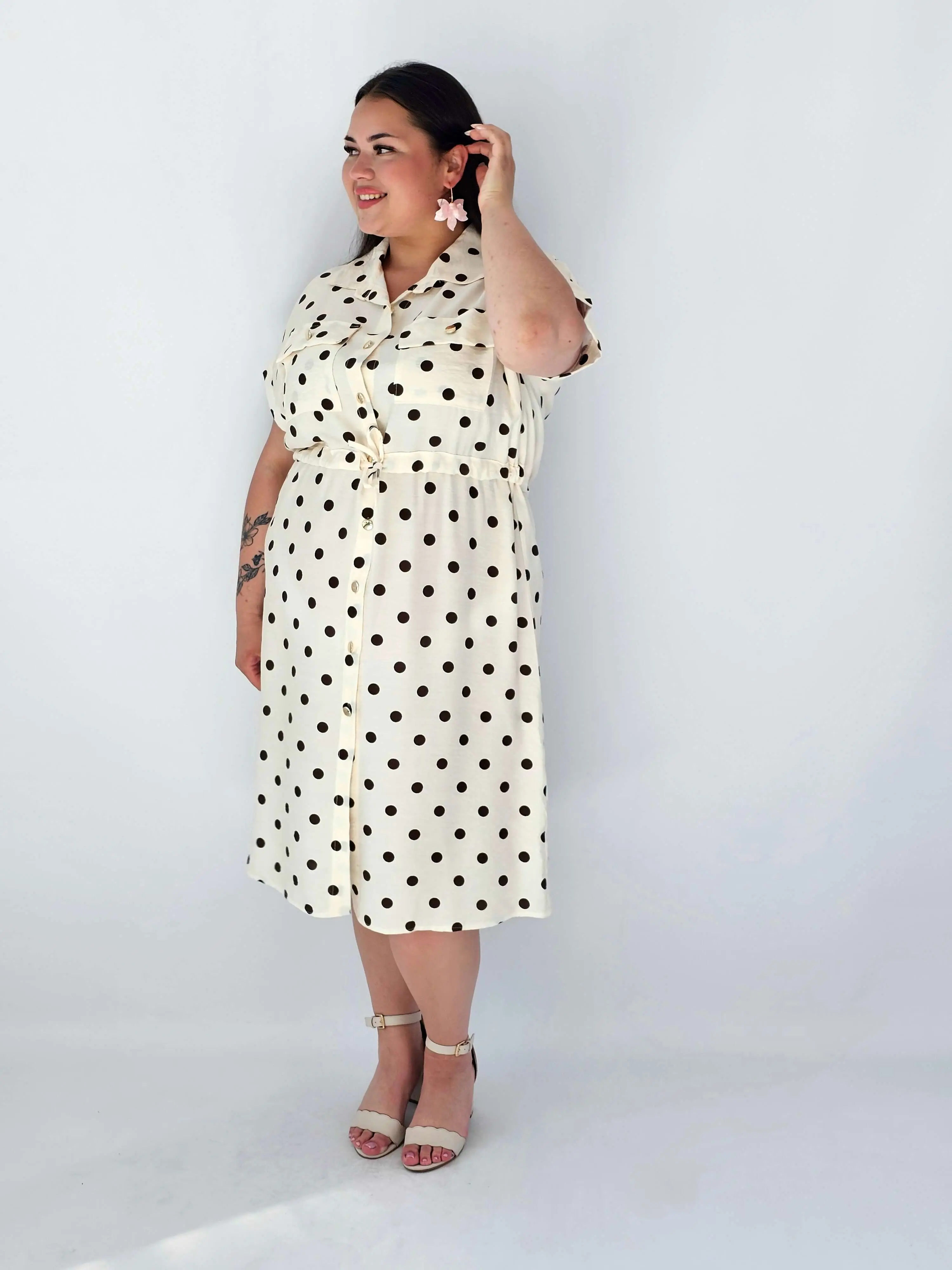 Sukienka Plus Size W Grochy – Kobiecy Koszulowy Fason Z Wiązaniem - Image 5