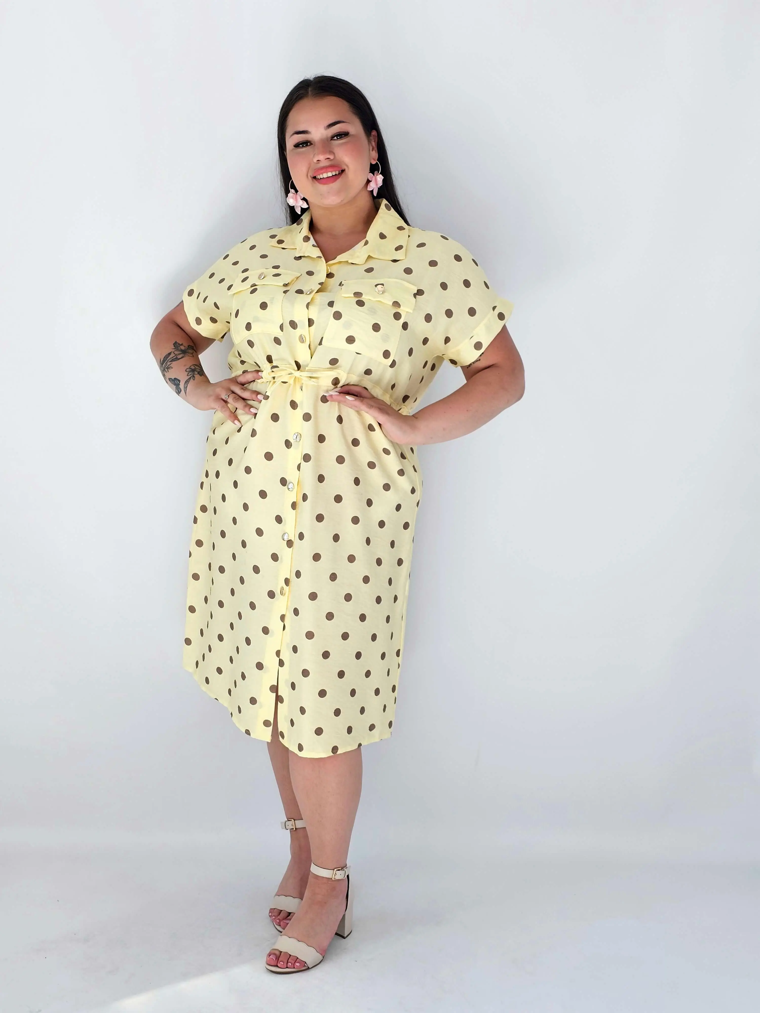 Sukienka Plus Size W Grochy – Kobiecy Koszulowy Fason Z Wiązaniem - Image 6