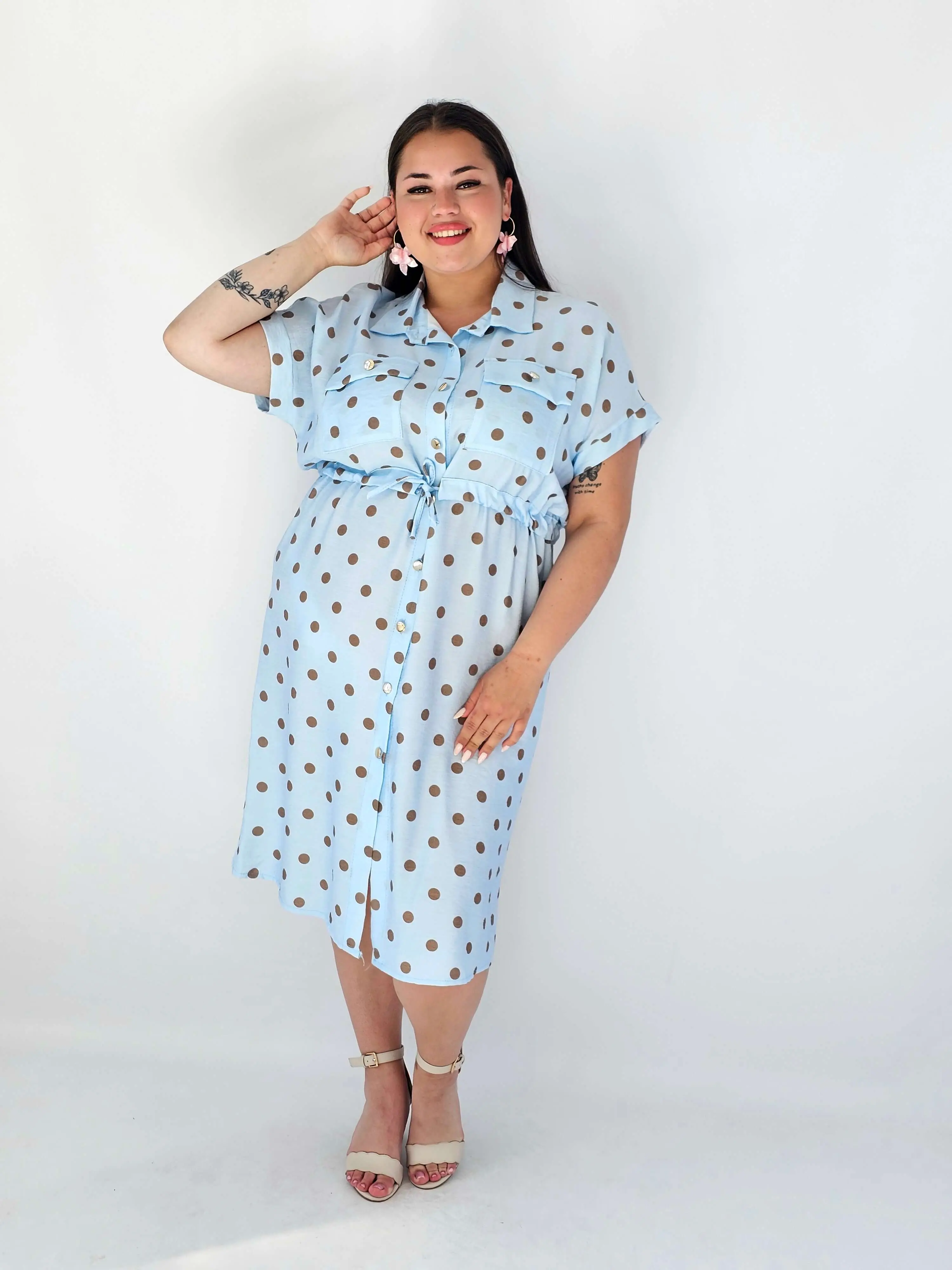 Sukienka Plus Size W Grochy – Kobiecy Koszulowy Fason Z Wiązaniem - Image 7