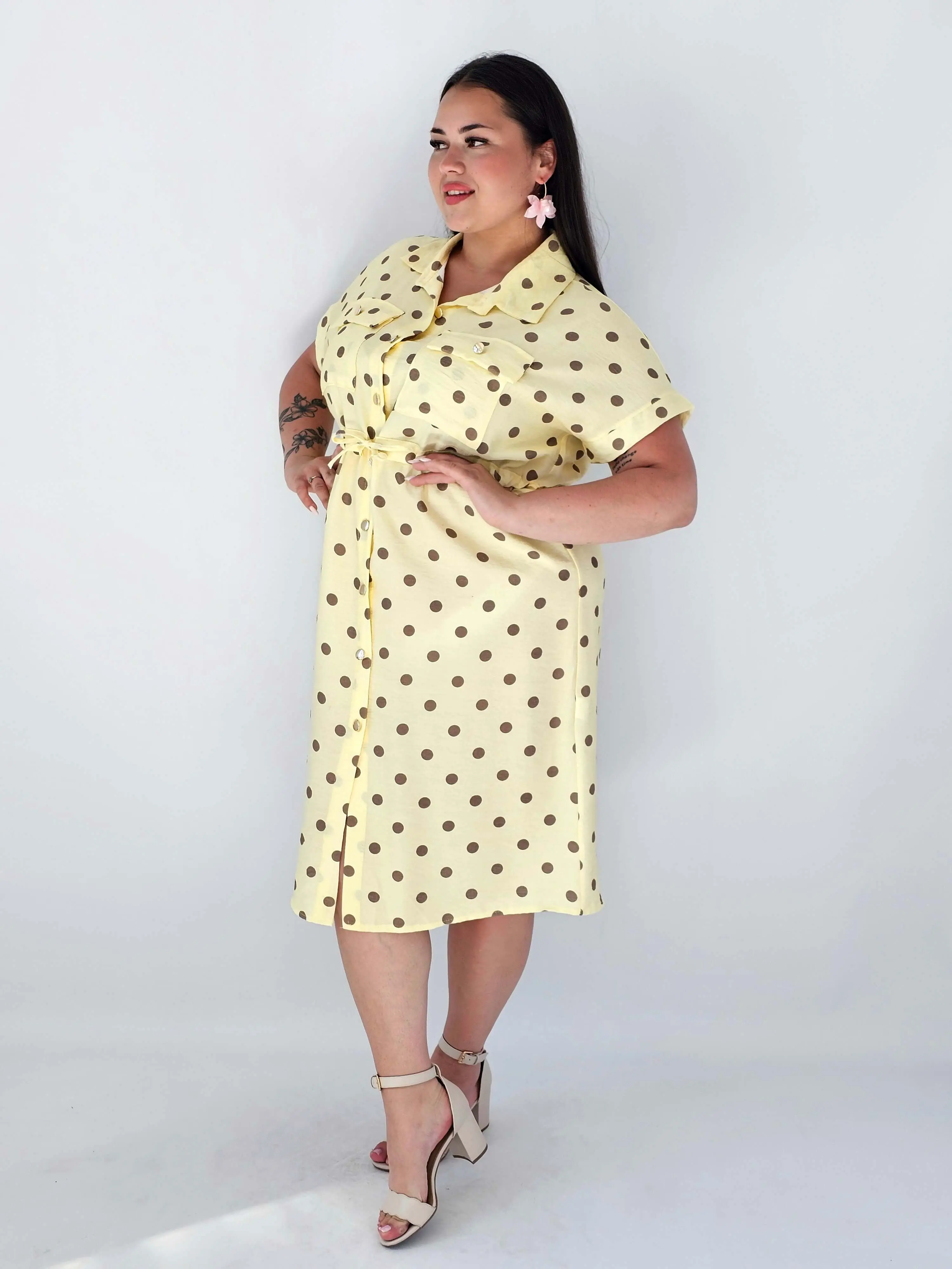 Sukienka Plus Size W Grochy – Kobiecy Koszulowy Fason Z Wiązaniem - Image 8