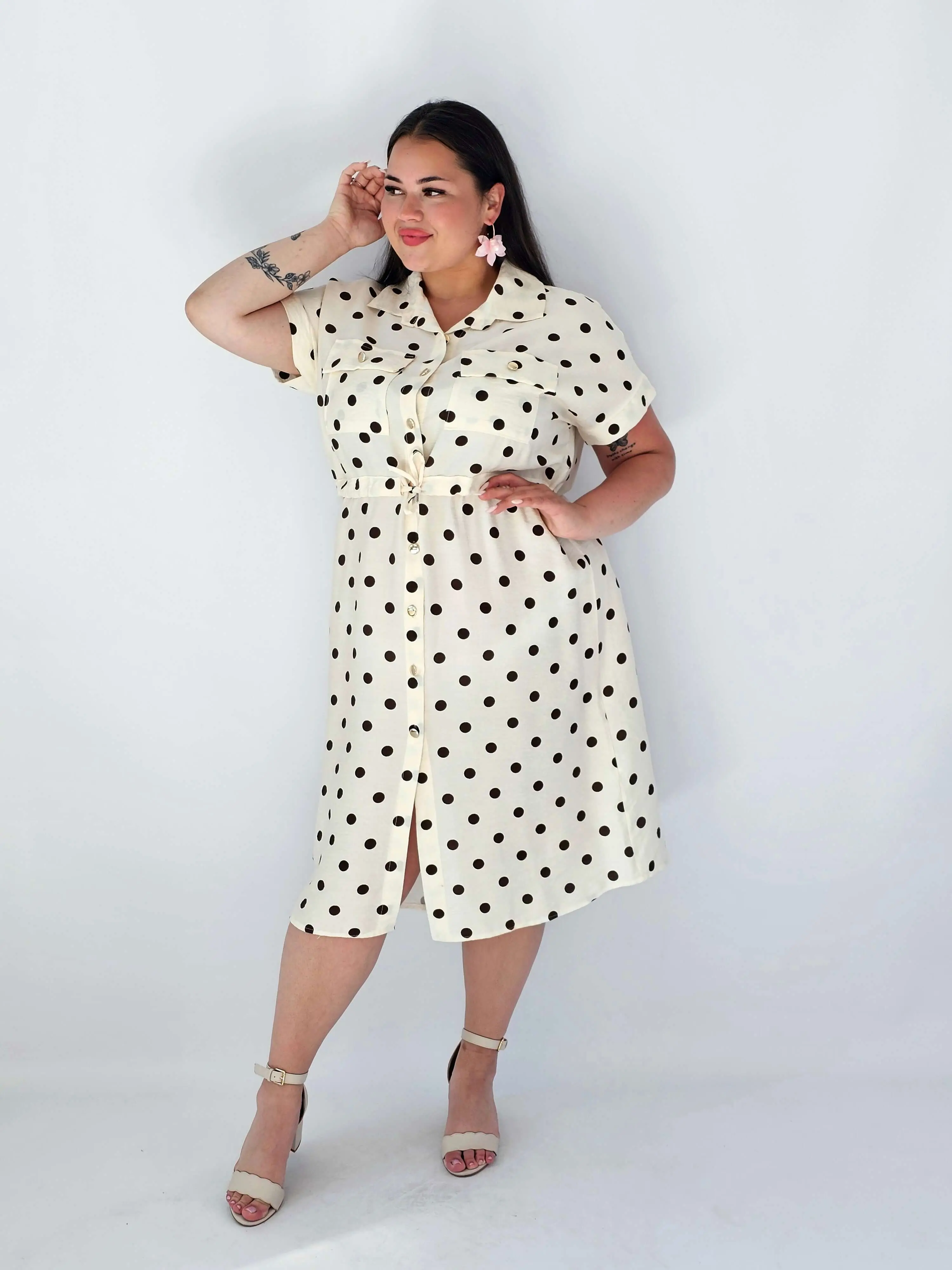 Sukienka Plus Size W Grochy – Kobiecy Koszulowy Fason Z Wiązaniem - Image 9