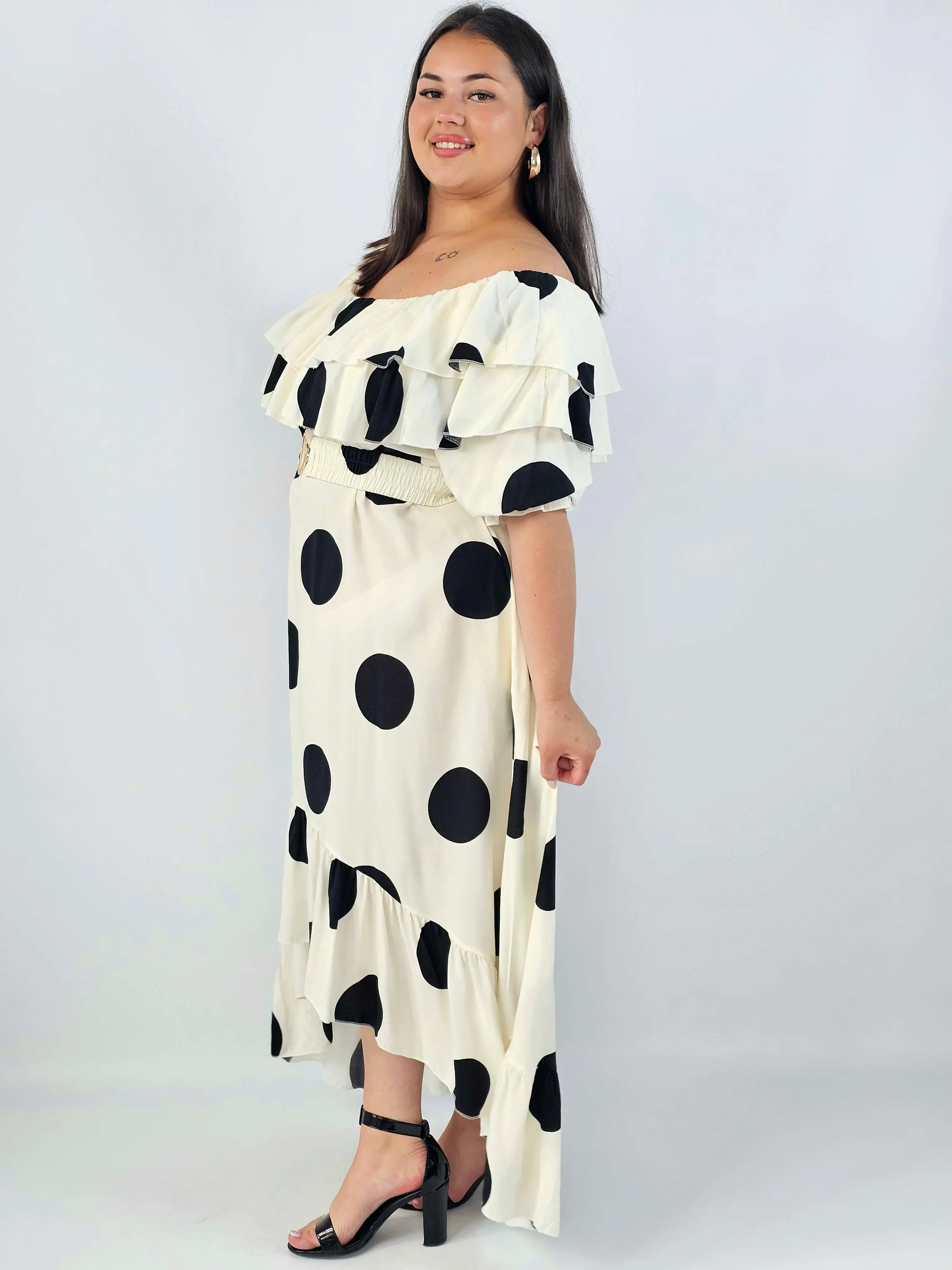 Sukienka plus size w grochy XXL – hiszpanka maxi z falbanami - Image 10