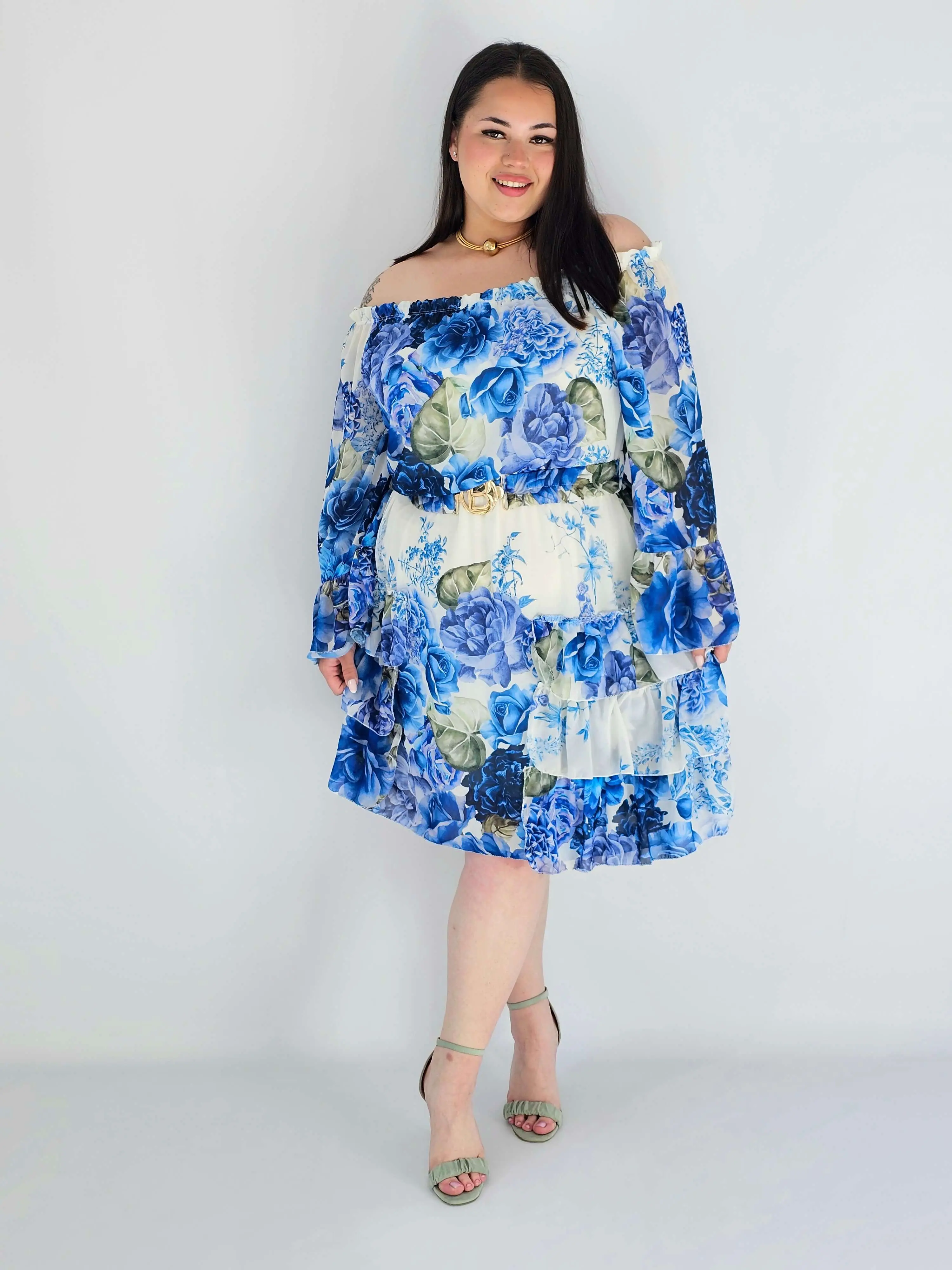Sukienka plus size w kwiatowy wzór z falbaną – lekka i kobieca stylizacja XXL