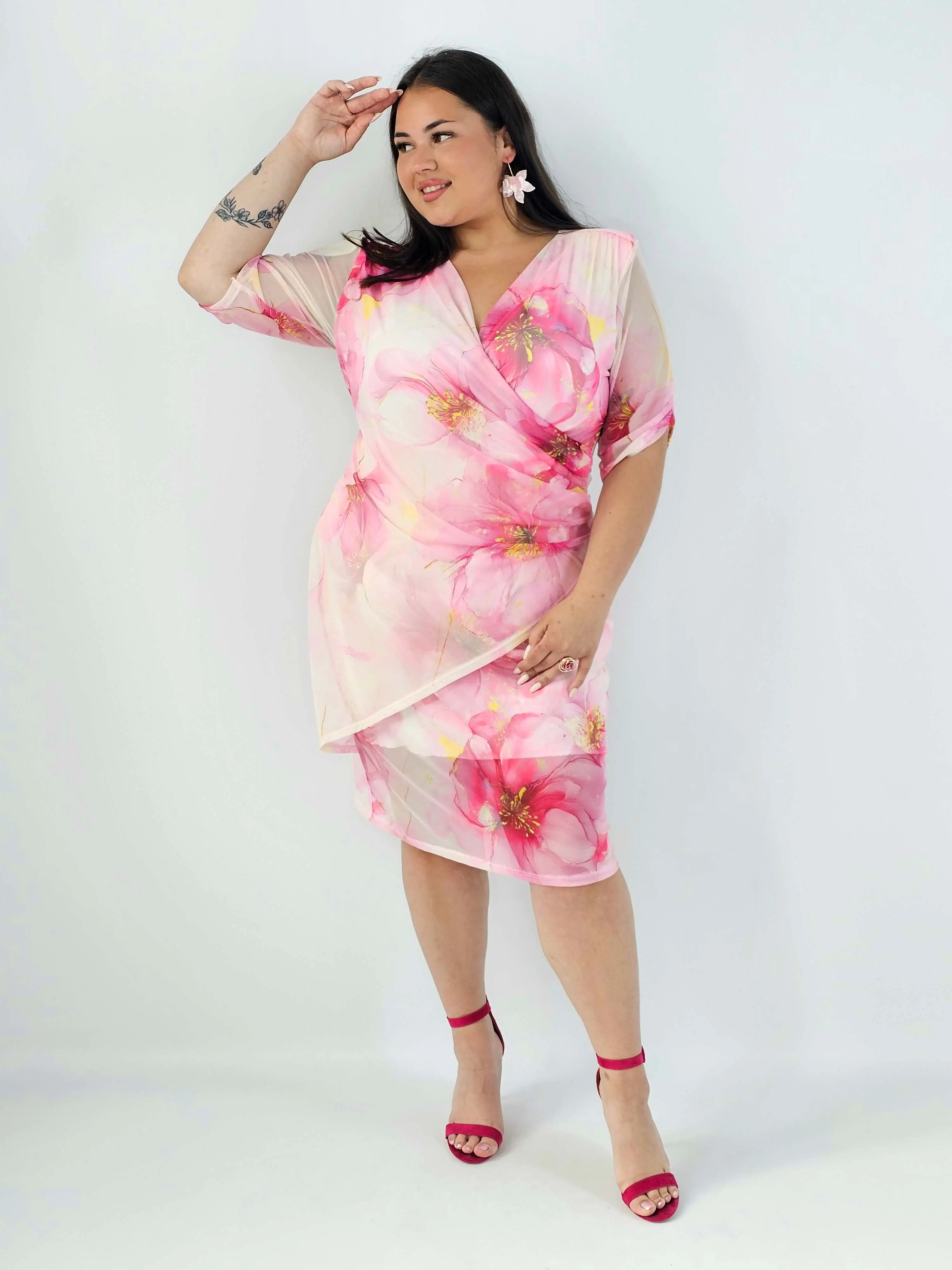 Sukienka plus size w kwiaty XXL – elegancka sukienka kopertowa z siateczką