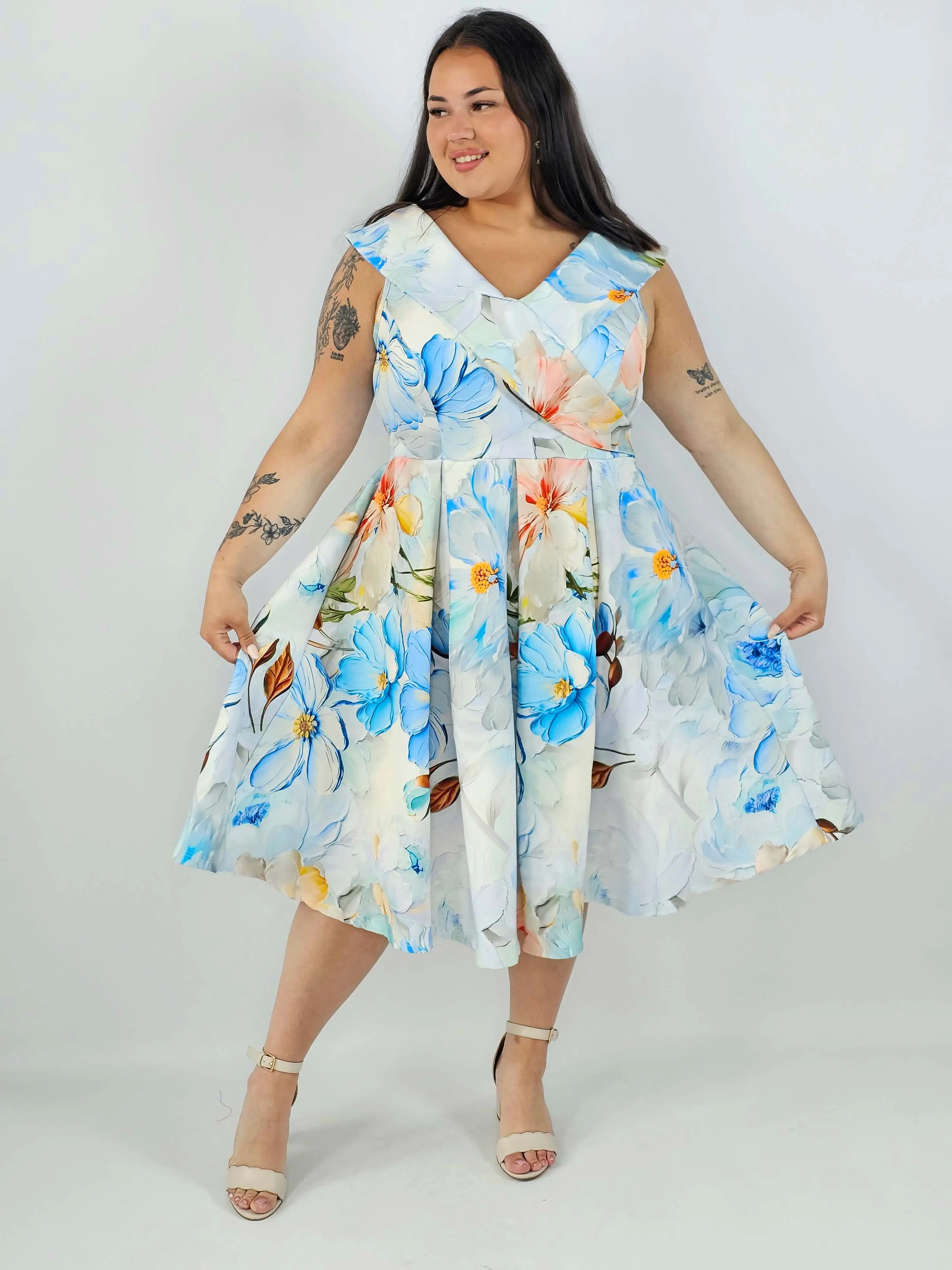 Sukienka plus size w kwiaty XXL – elegancka sukienka midi z rozkloszowanym dołem