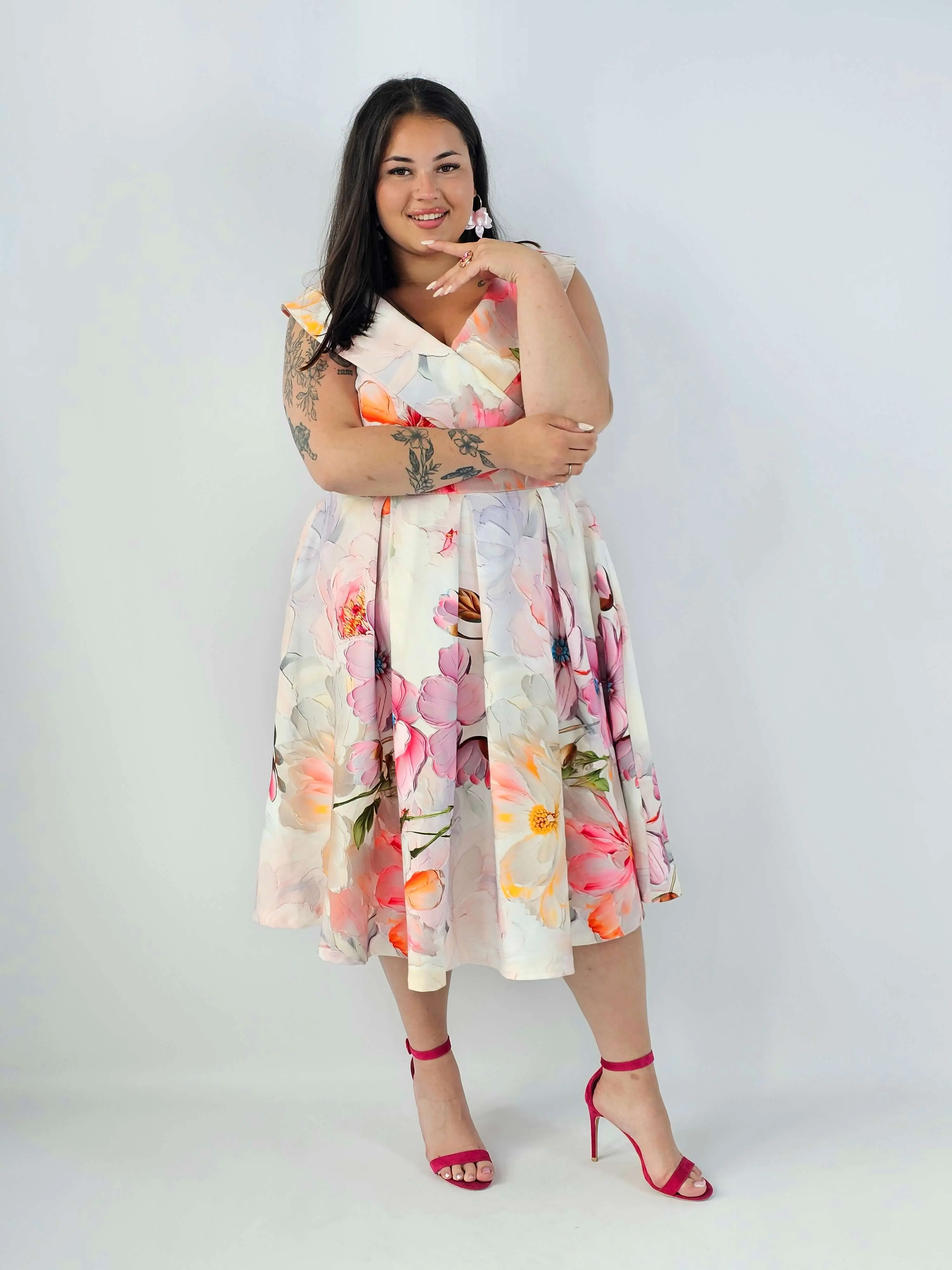 Sukienka plus size w kwiaty XXL – elegancka sukienka midi z rozkloszowanym dołem - Image 10