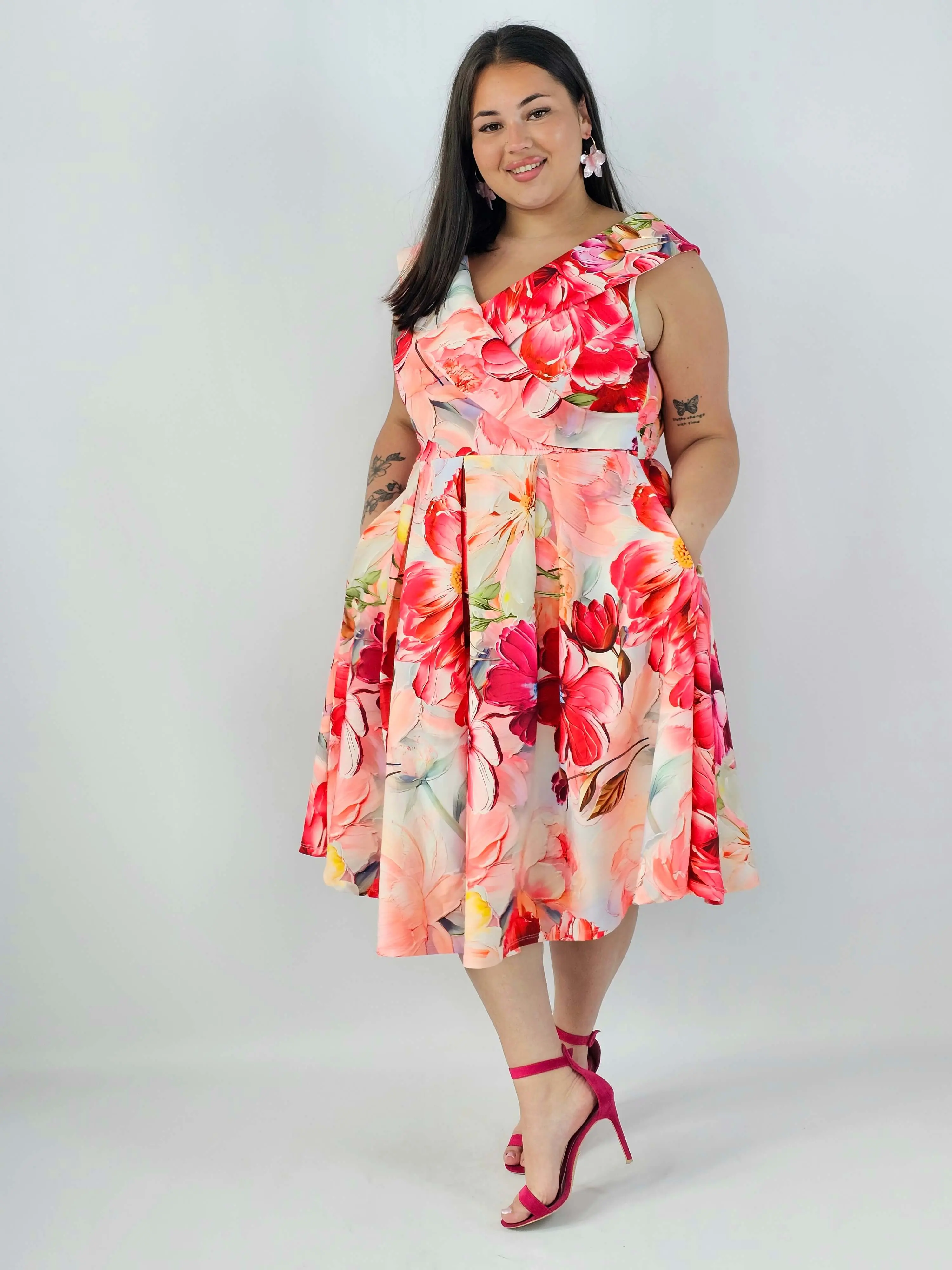 Sukienka plus size w kwiaty XXL – elegancka sukienka midi z rozkloszowanym dołem - Image 12