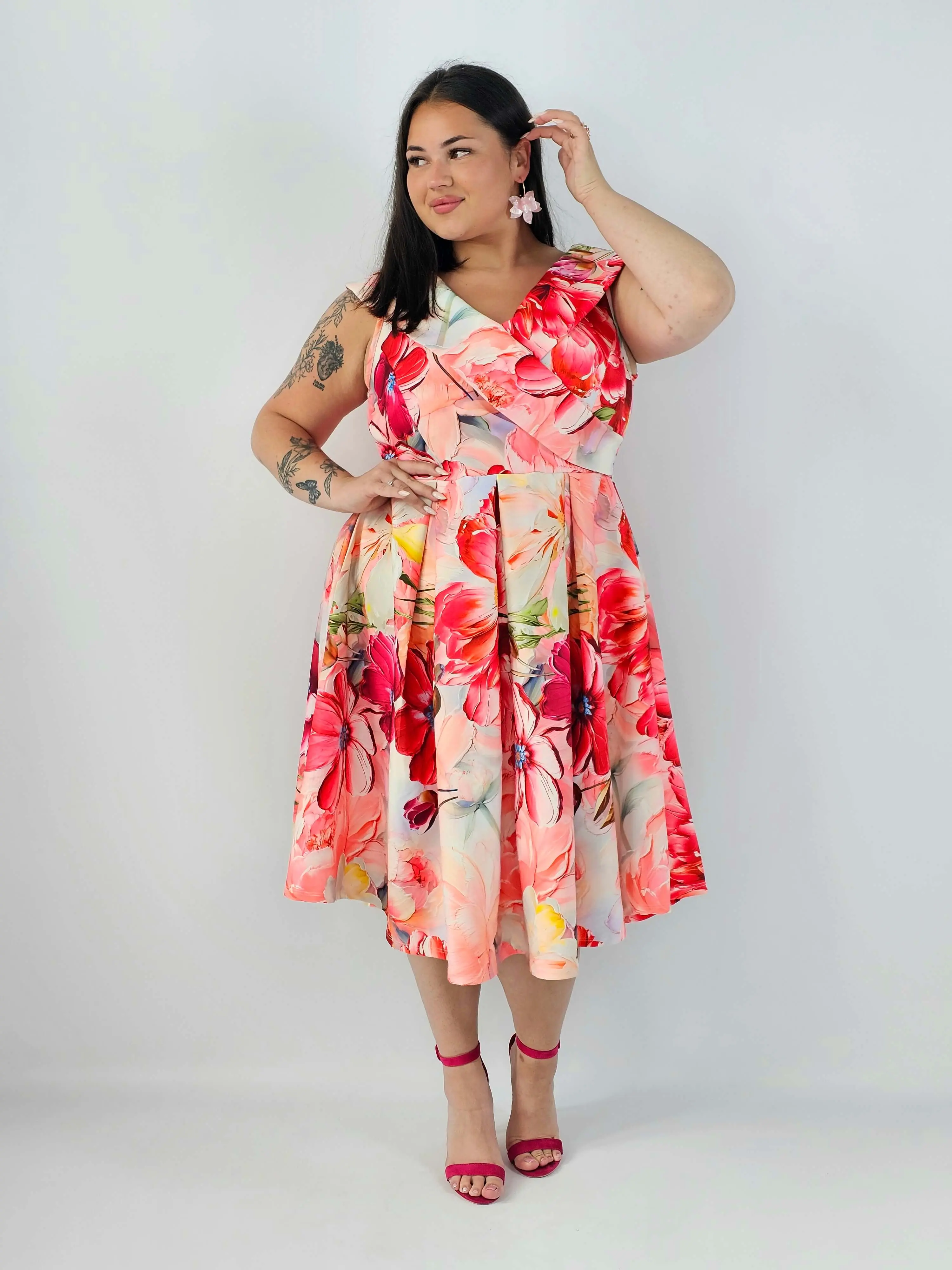 Sukienka plus size w kwiaty XXL – elegancka sukienka midi z rozkloszowanym dołem - Image 14