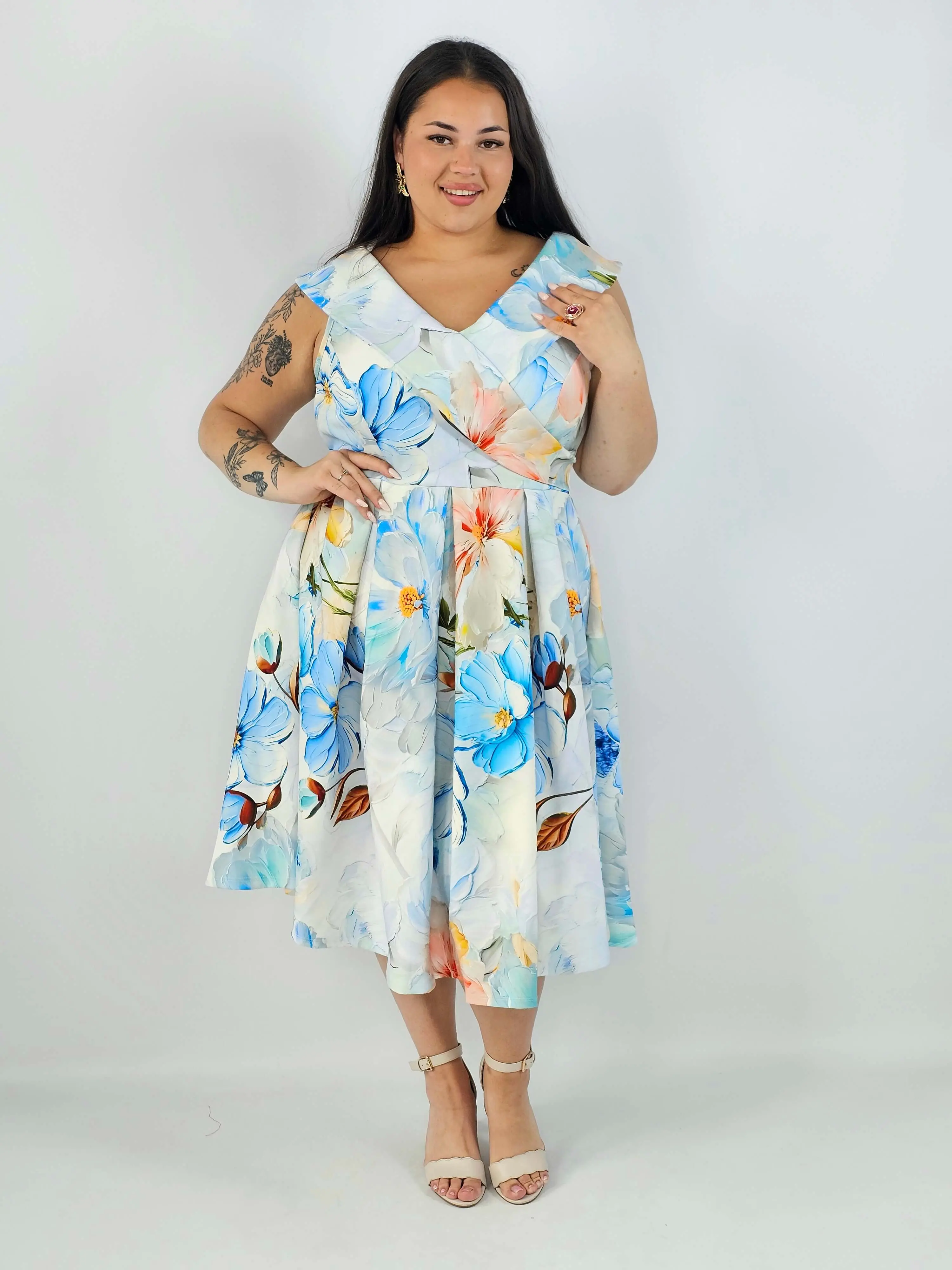 Sukienka plus size w kwiaty XXL – elegancka sukienka midi z rozkloszowanym dołem - Image 15