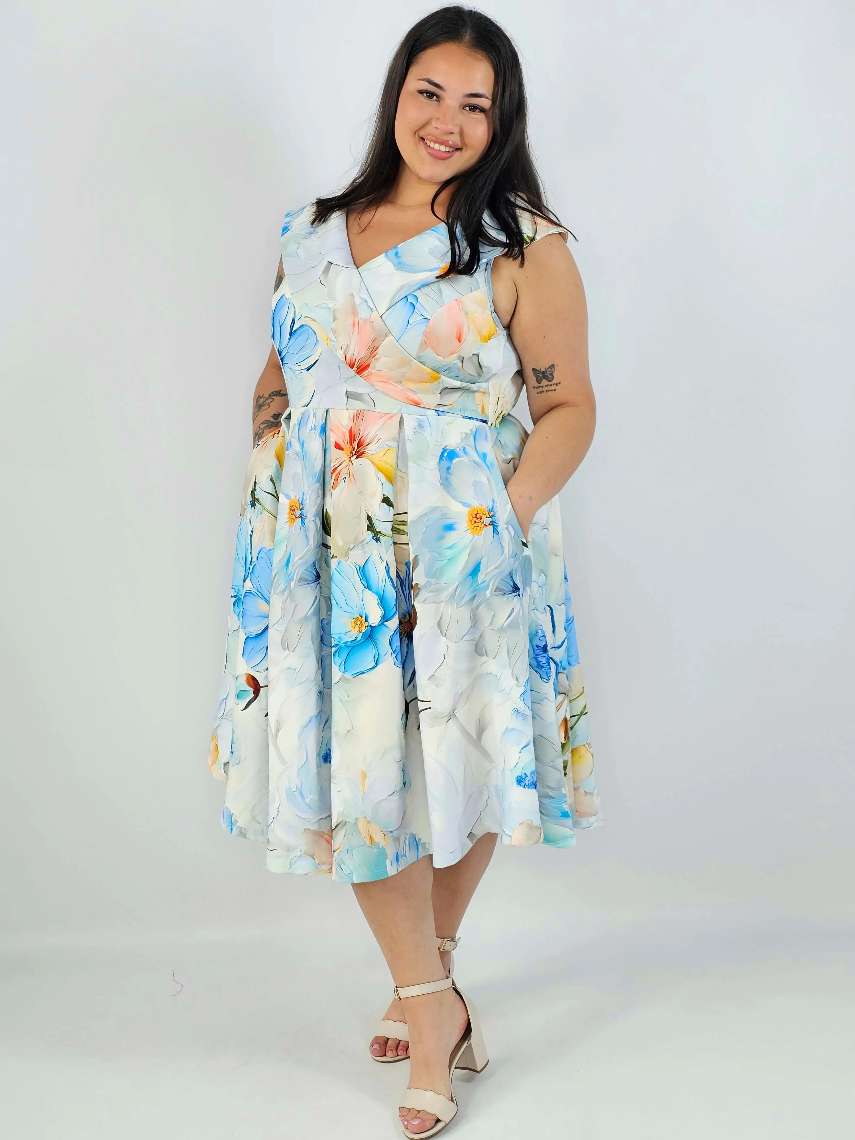Sukienka plus size w kwiaty XXL – elegancka sukienka midi z rozkloszowanym dołem - Image 16