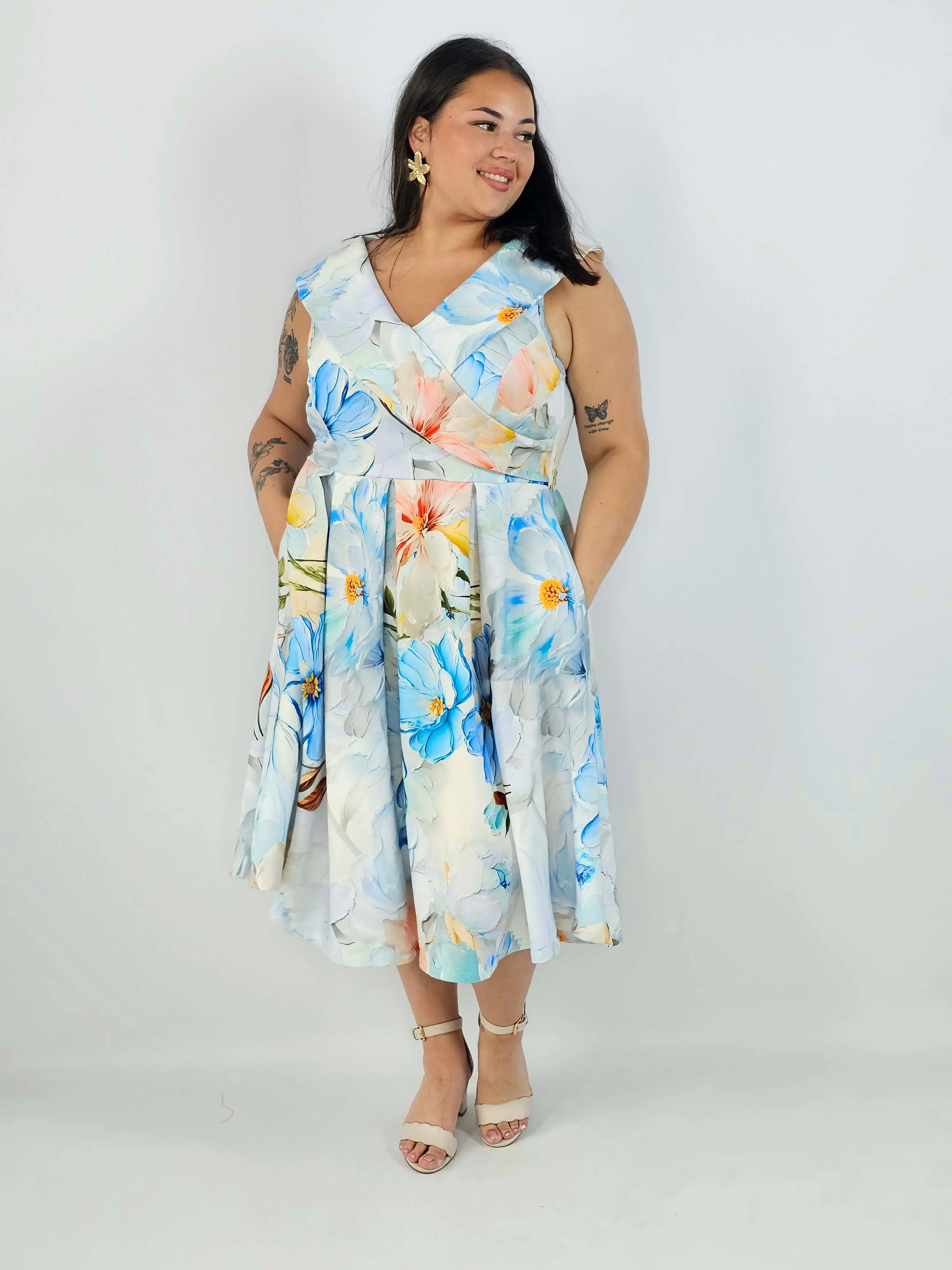 Sukienka plus size w kwiaty XXL – elegancka sukienka midi z rozkloszowanym dołem - Image 17