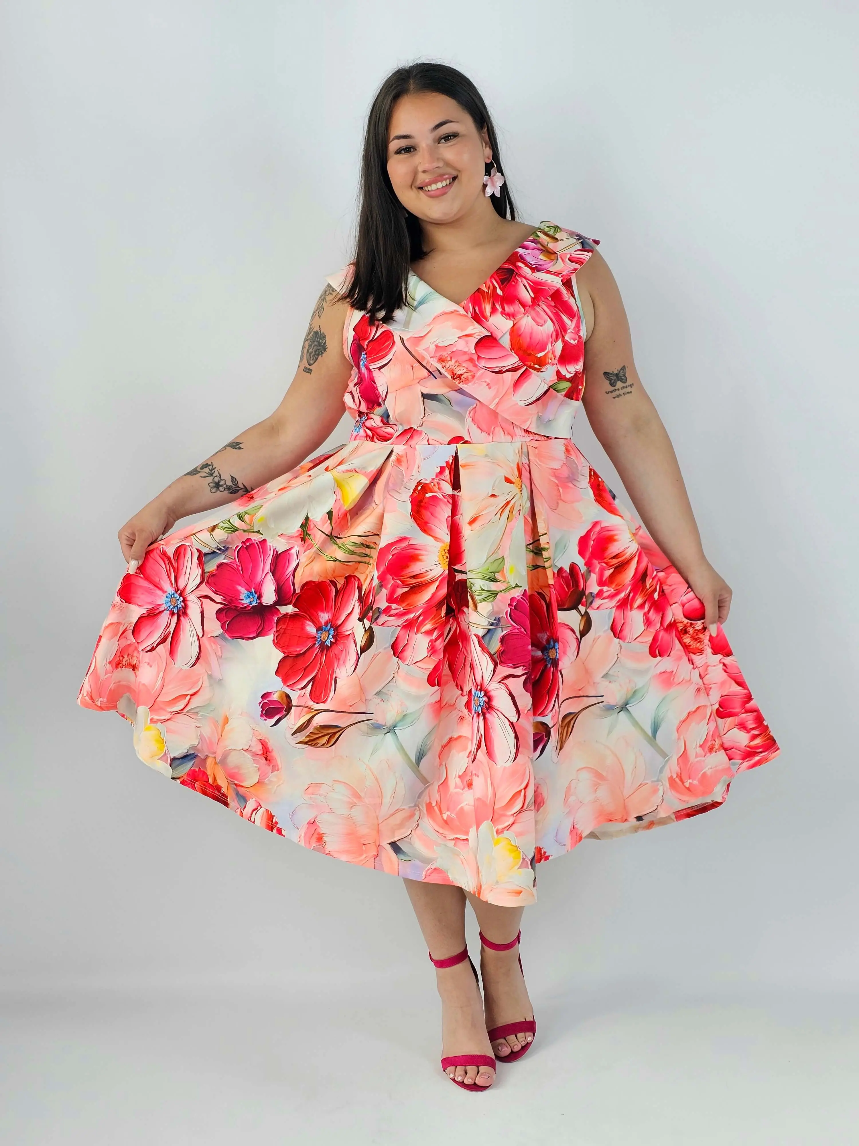Sukienka plus size w kwiaty XXL – elegancka sukienka midi z rozkloszowanym dołem - Image 2