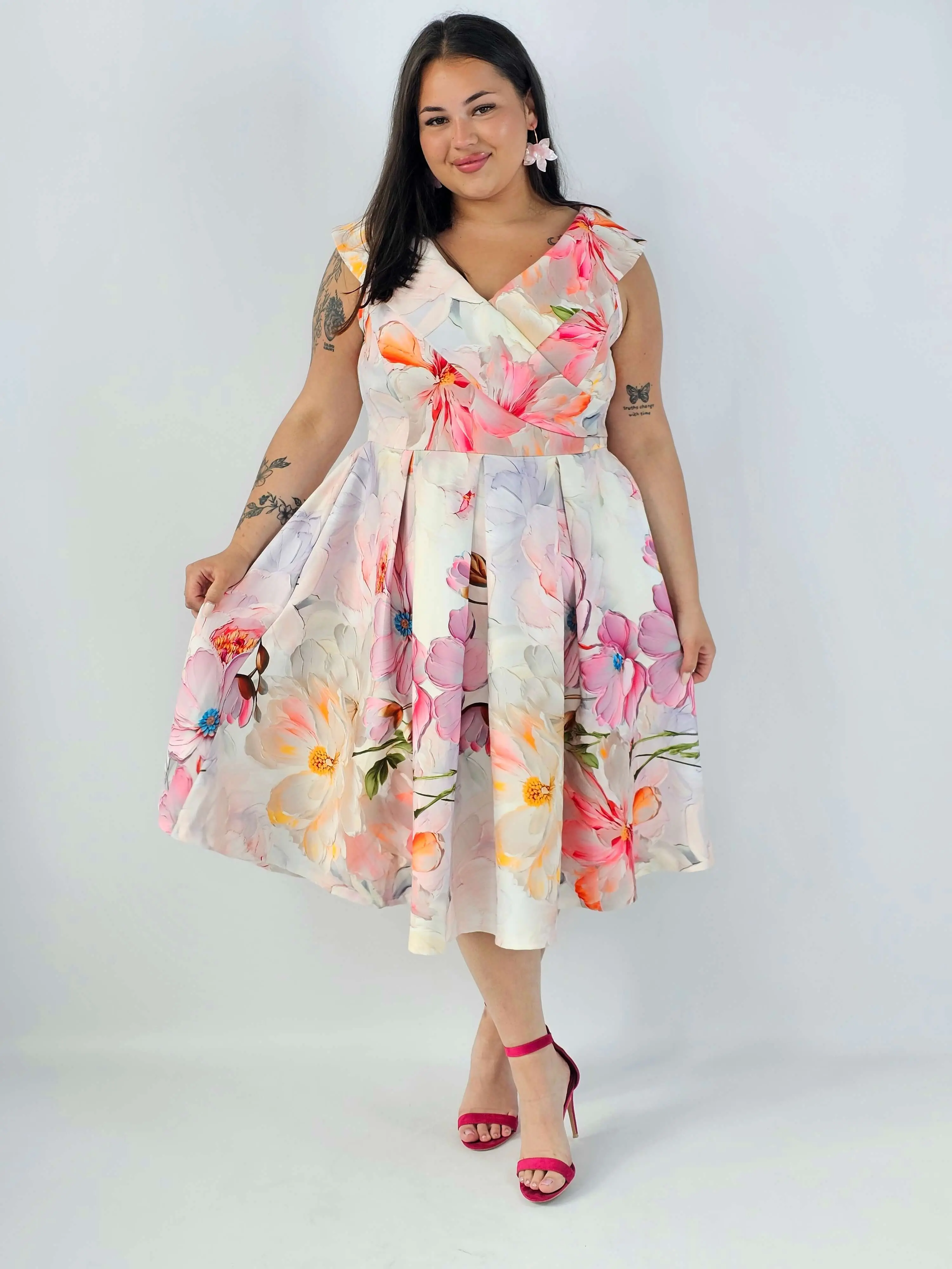 Sukienka plus size w kwiaty XXL – elegancka sukienka midi z rozkloszowanym dołem - Image 3