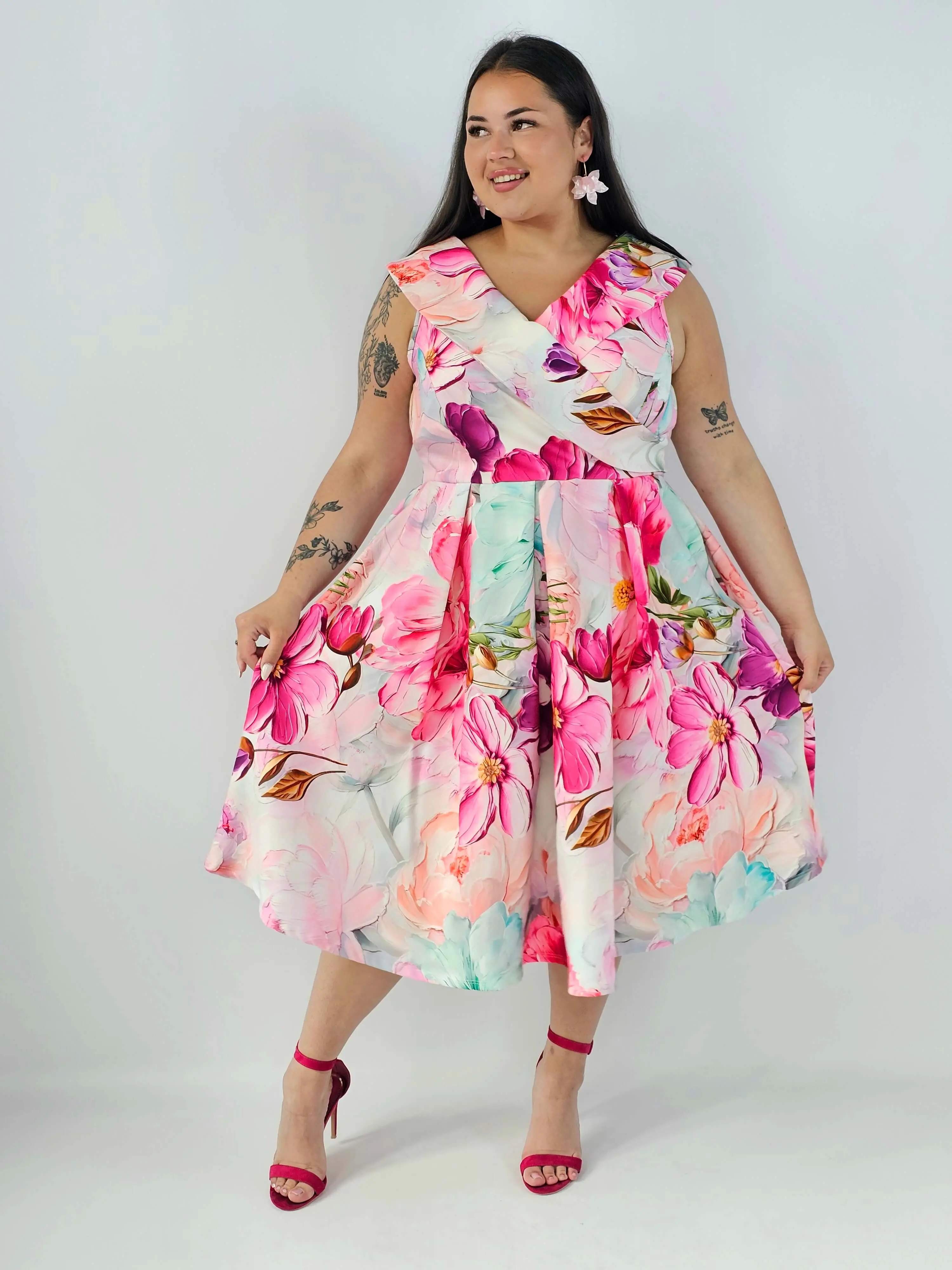 Sukienka plus size w kwiaty XXL – elegancka sukienka midi z rozkloszowanym dołem - Image 4