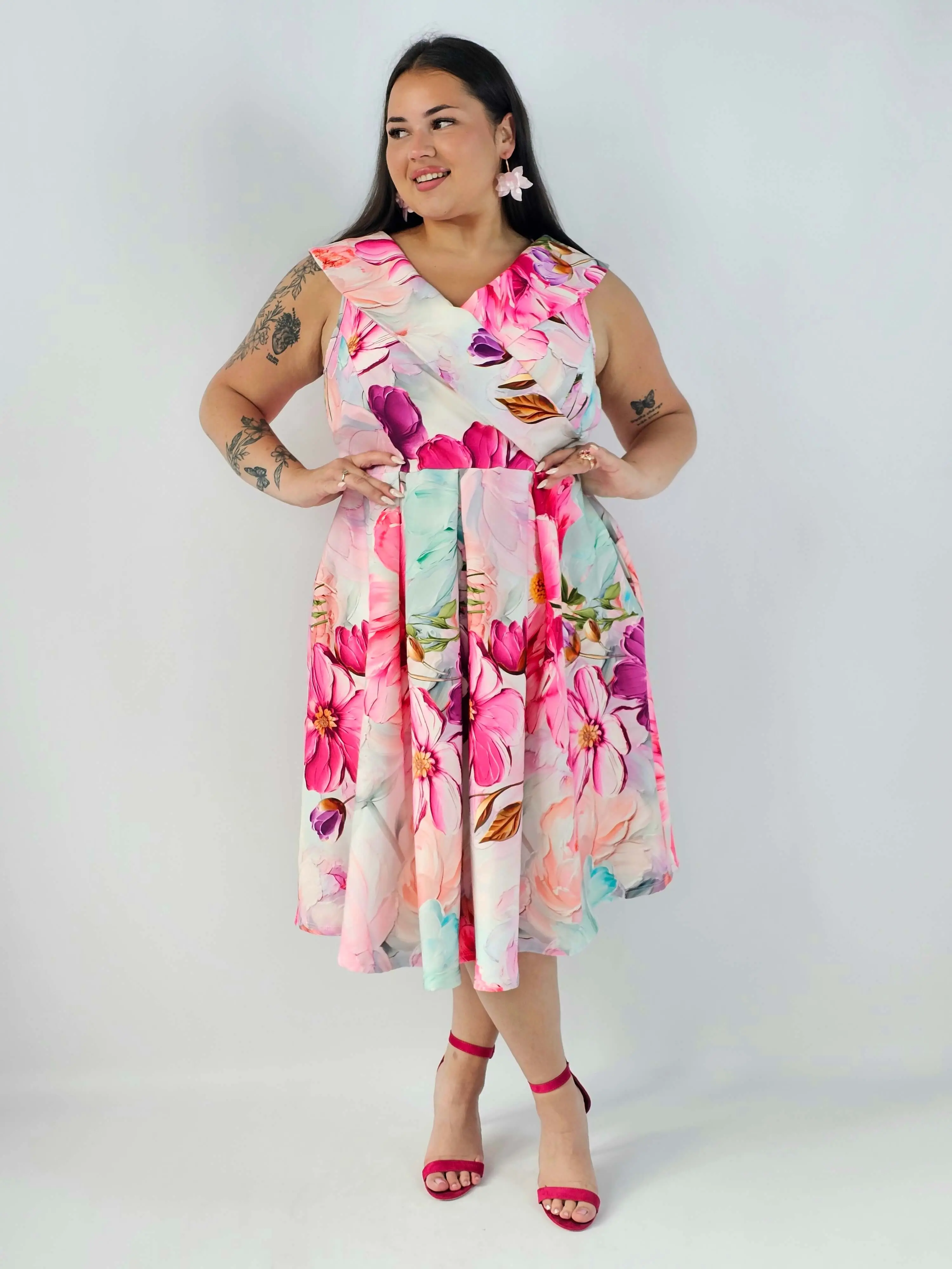 Sukienka plus size w kwiaty XXL – elegancka sukienka midi z rozkloszowanym dołem - Image 5