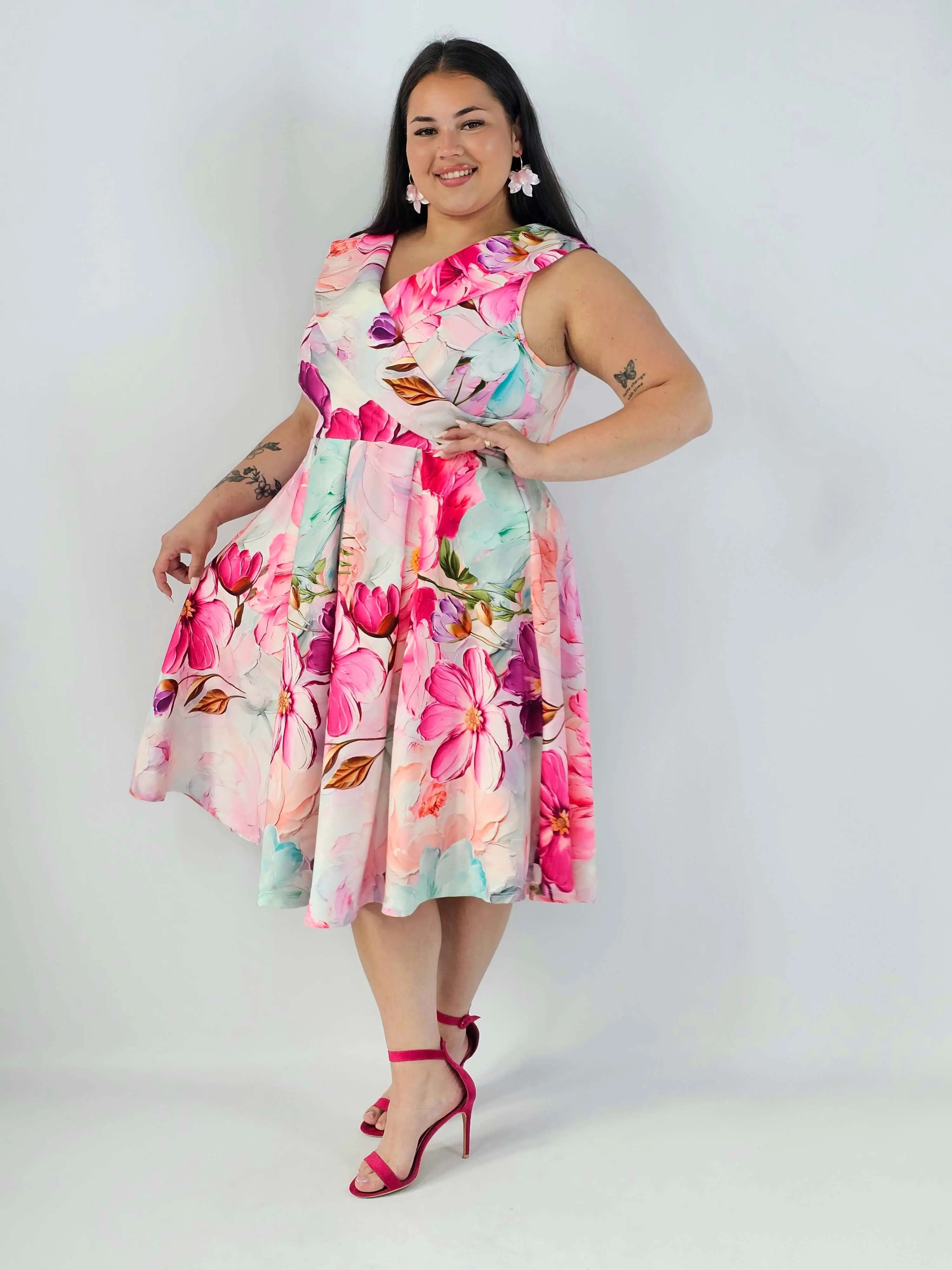 Sukienka plus size w kwiaty XXL – elegancka sukienka midi z rozkloszowanym dołem - Image 7
