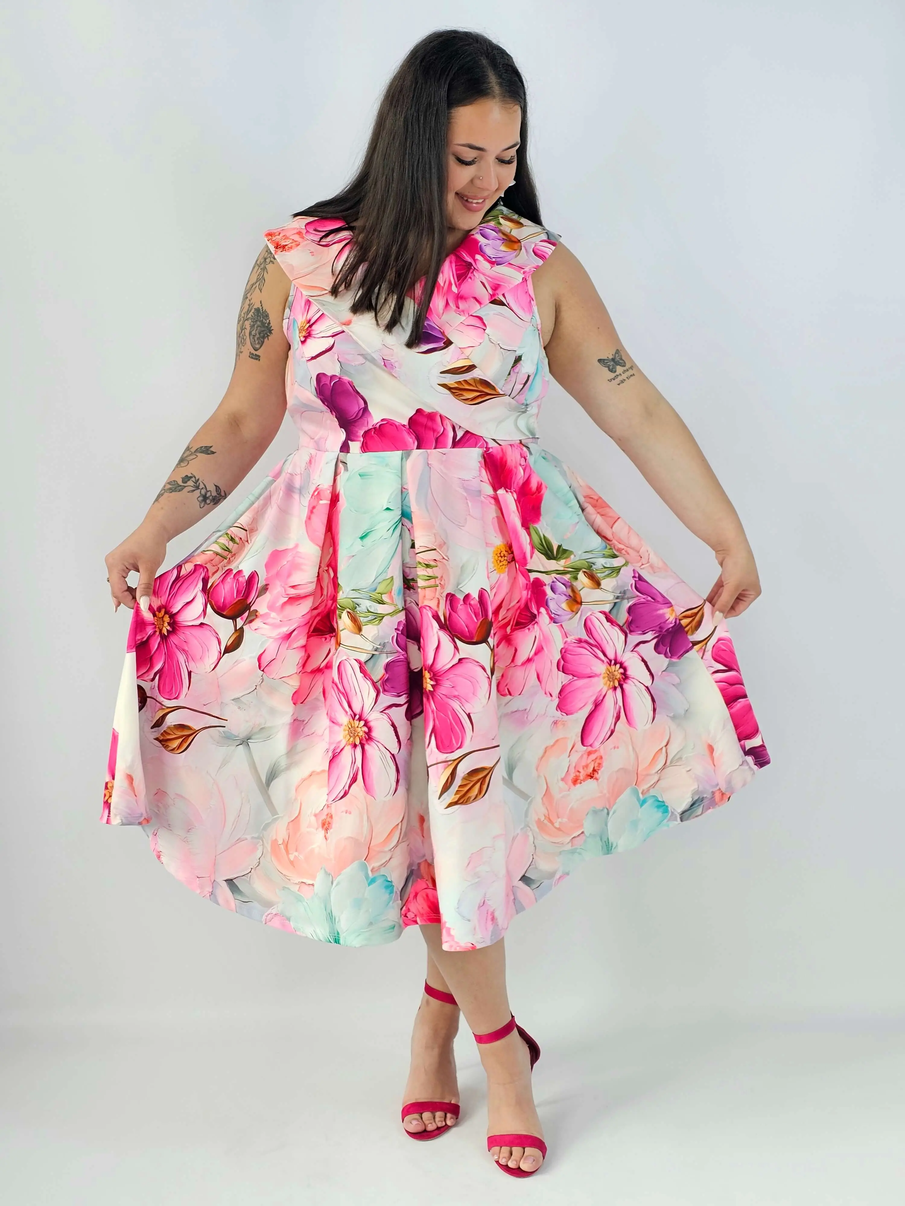 Sukienka plus size w kwiaty XXL – elegancka sukienka midi z rozkloszowanym dołem - Image 8