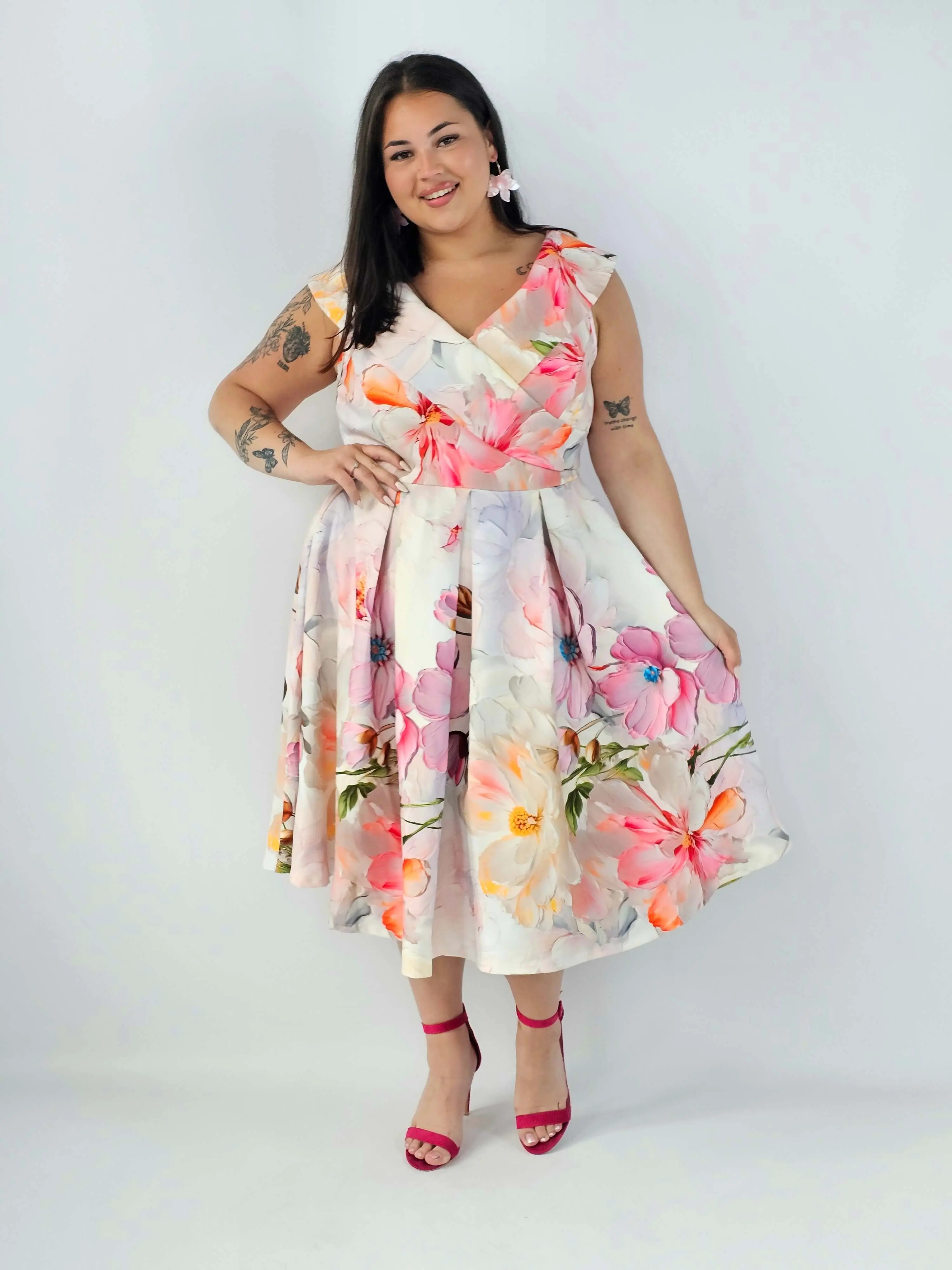 Sukienka plus size w kwiaty XXL – elegancka sukienka midi z rozkloszowanym dołem - Image 9