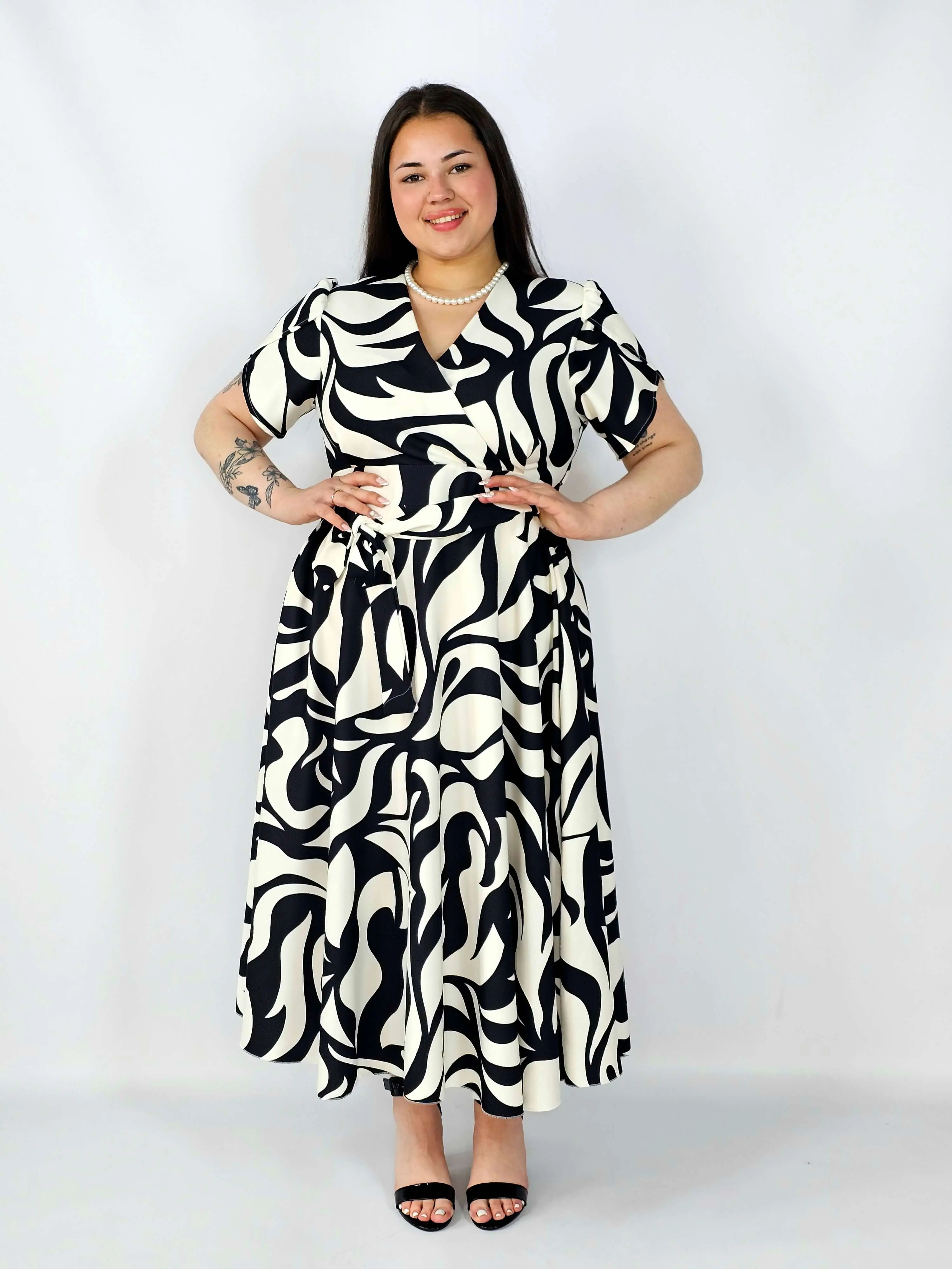 Sukienka plus size wzorzysta z kopertowym dekoltem i paskiem – styl XXL na co dzień i okazje - Image 4