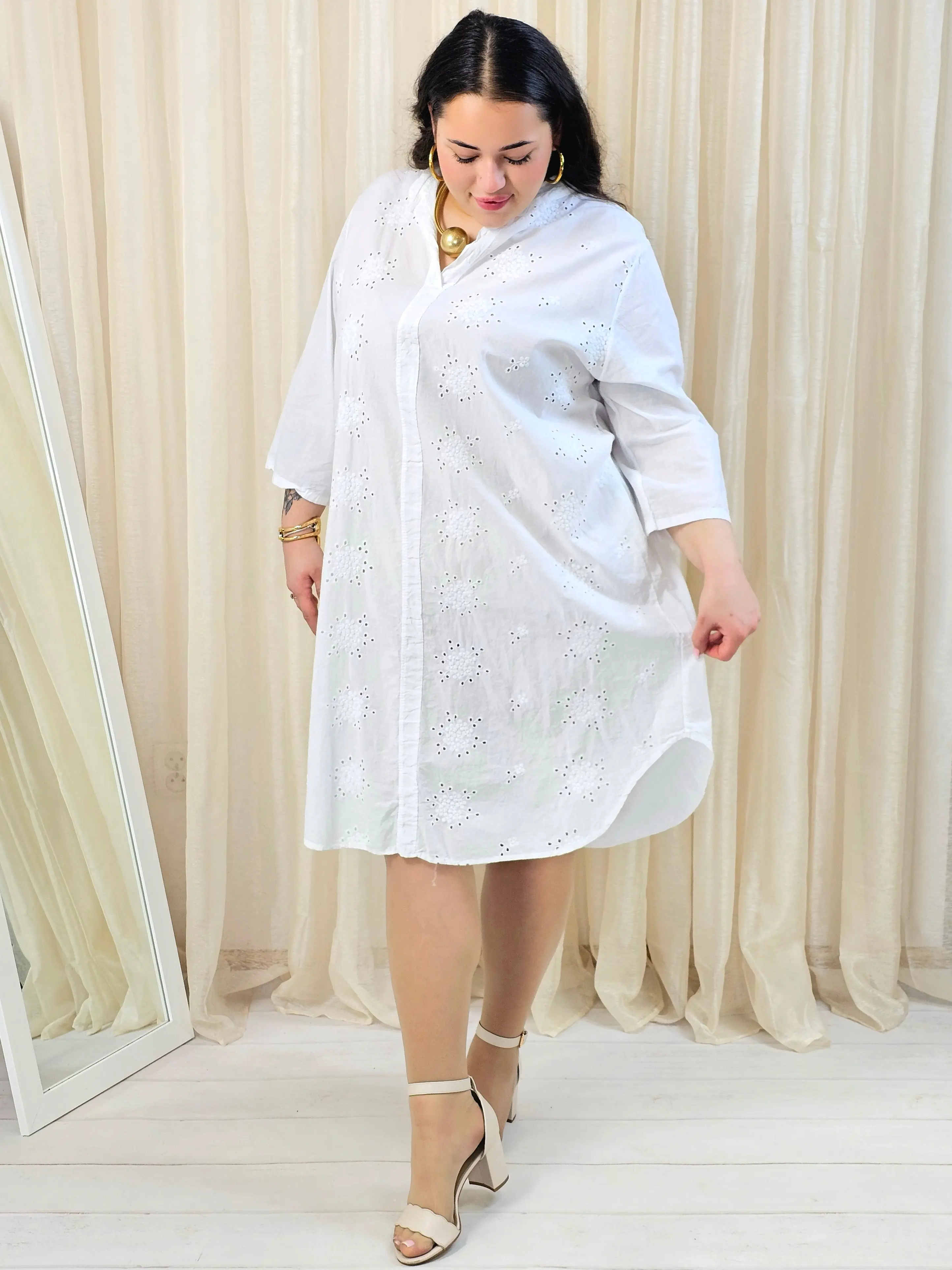 Sukienka plus size z ażurowej bawełny – lekka koszulowa forma na każdą sylwetkę - Image 5