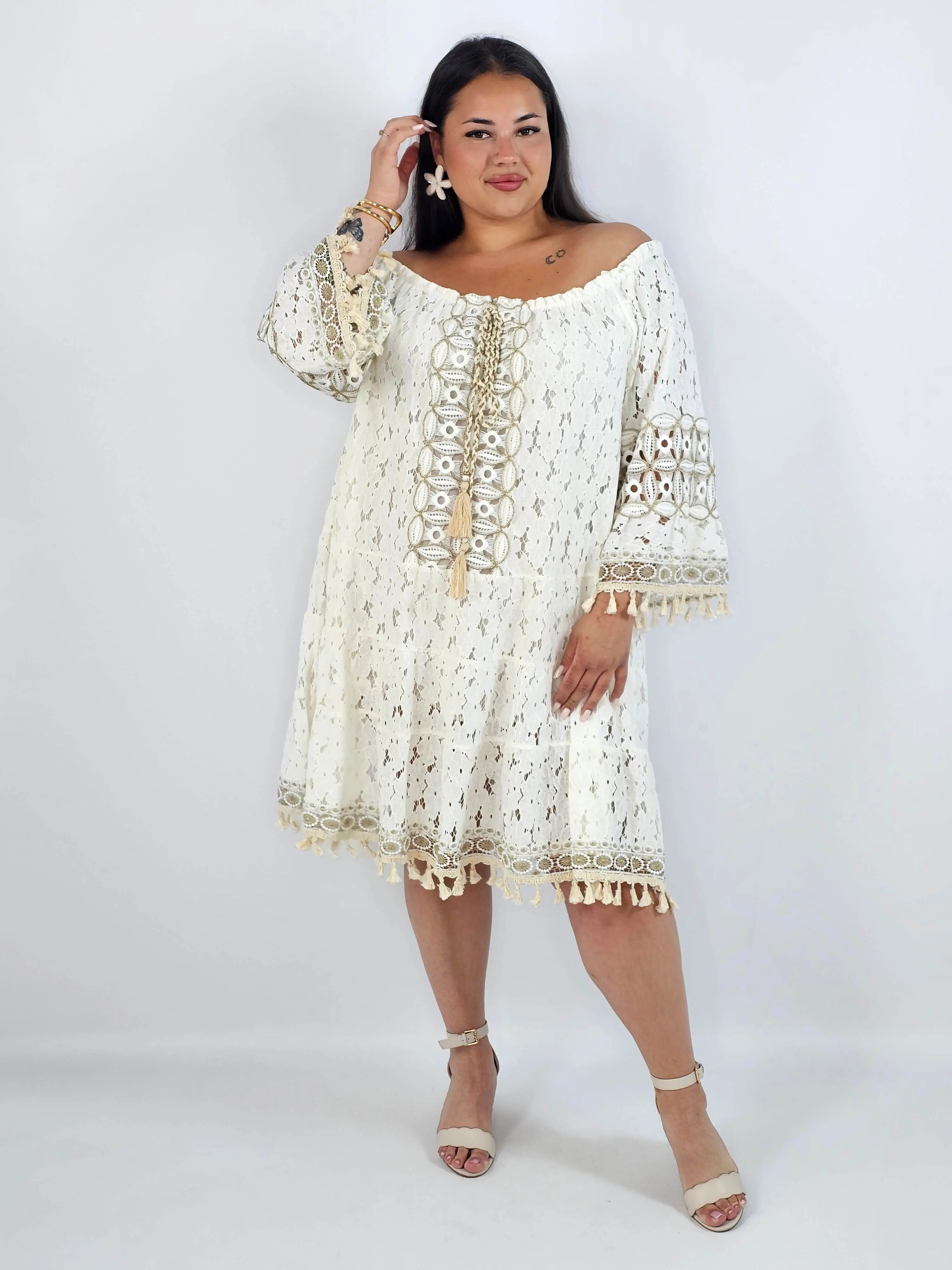 Sukienka plus size z ażurowej koronki – lekka, naturalna i kobieca