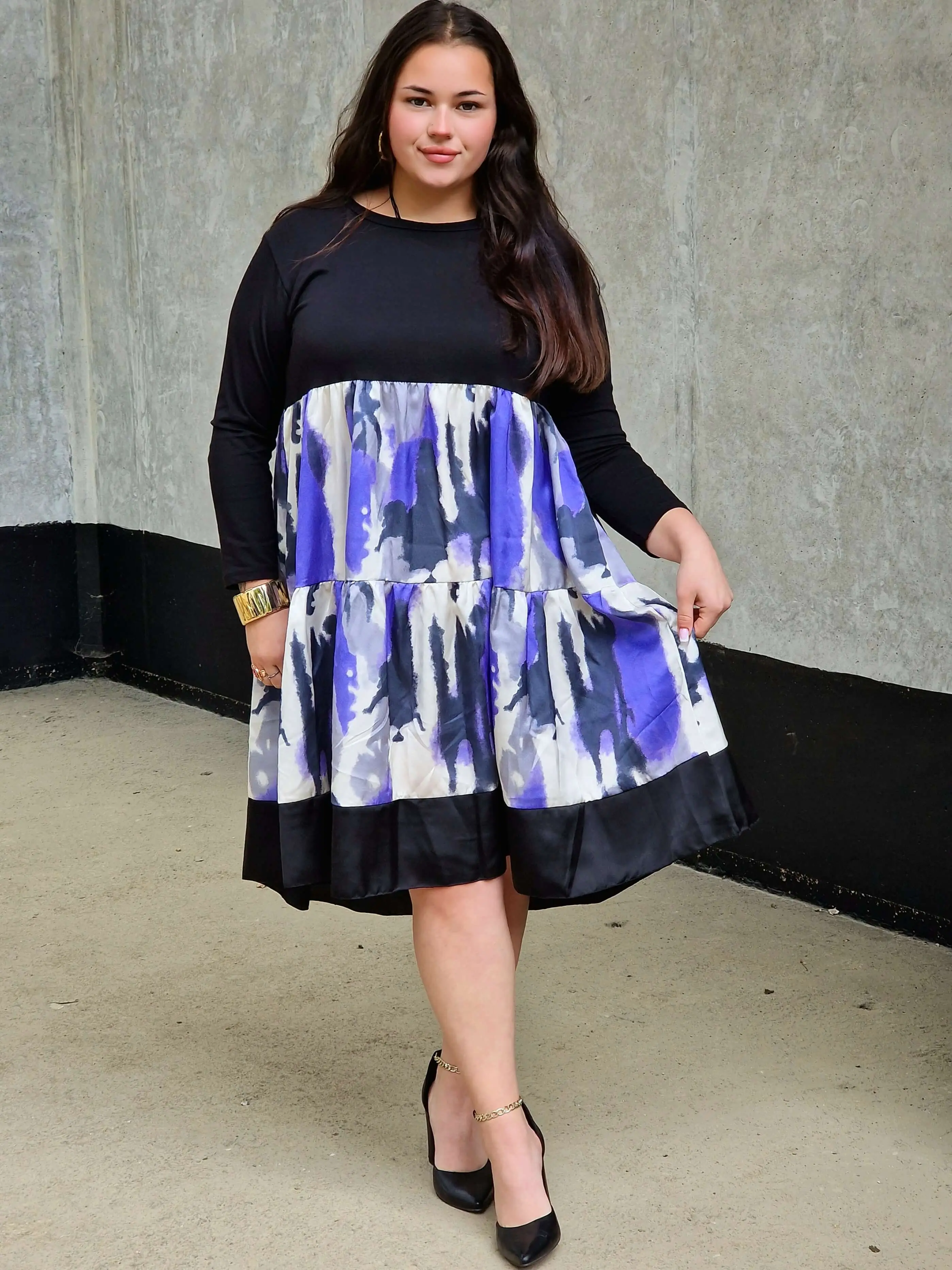 Sukienka plus size z czarną górą i fioletowym printem – elegancja i nowoczesny styl
