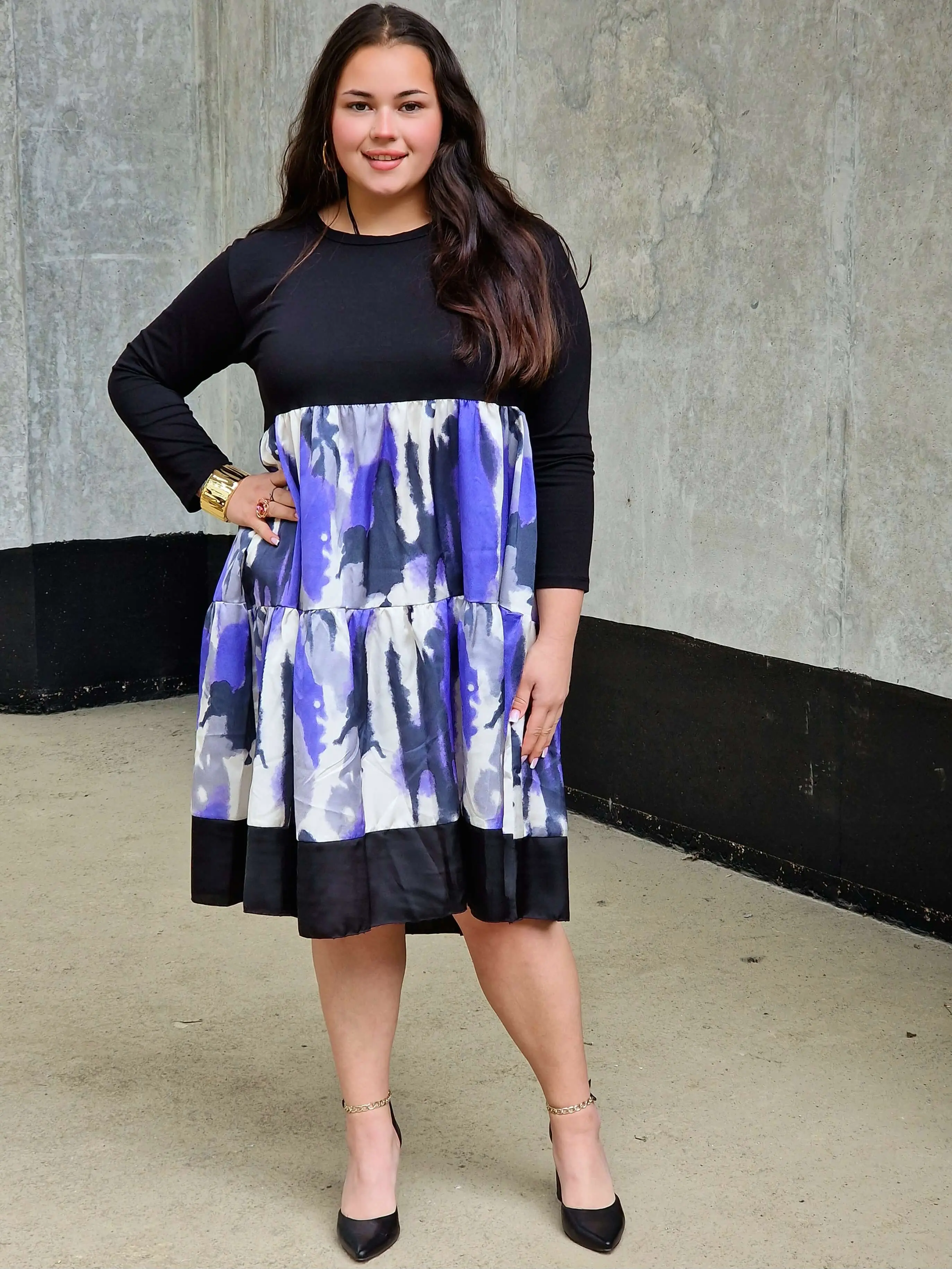Sukienka plus size z czarną górą i fioletowym printem – elegancja i nowoczesny styl - Image 2
